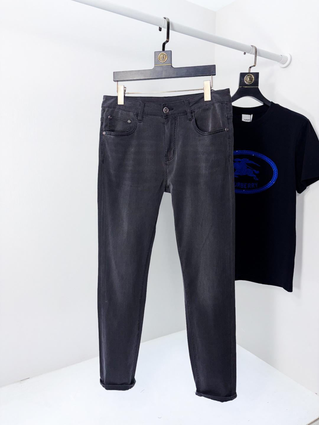 NO:745620,.alo.2026 spring and summer high fashion style, super soft denim fabric, light-colored washed jeans. The fabric is very special, super fine imitation cotton yarn blend, super soft and comfortable. It has the casual and casual feel of denim, but also has a relaxed and fashionable feel. The fabric surface is refreshing, slightly elastic, super soft and can be worn for a long time. The whole pair of pants is made of traditional hand-rubbing technology, and is washed with natural stone and light fermentation. The details are exquisite.  Size 29-38,,jeans,19860909.alo.2026春夏高级时装感,超柔牛仔面料 , 浅色洗水牛仔裤. 面料很特殊,超细精仿棉纱混纺,超柔舒适感. 具备牛仔随性感 ,休闲感 ,5亦有轻松感 ,时尚感. 布面清爽,微弹力,超柔穿着时间长, 整条裤子全传统手擦工艺,自然石磨轻酵洗水.细节精致感. 尺码29-38,,jeans,,Men's clothing