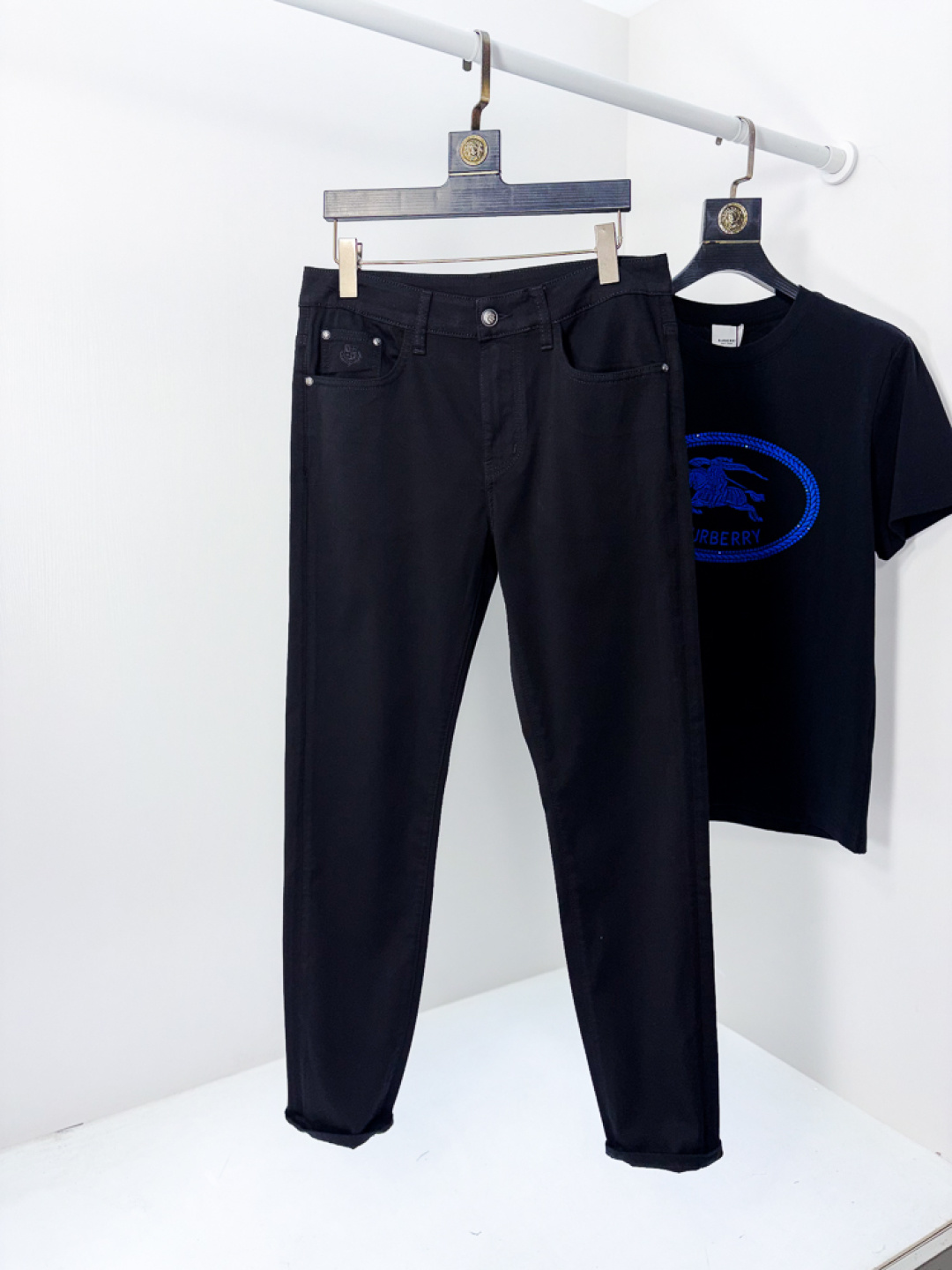 NO:745623,.LP.2026 spring and summer high fashion feel, super soft denim fabric, light-colored washed jeans. The fabric is very special, super fine cotton yarn blend, super soft and comfortable. It has the casual and casual feel of denim, but also has a sense of relaxation and fashion. The fabric surface is refreshing, slightly elastic, super soft and can be worn for a long time. The whole pair of pants is made of traditional hand-rubbing technology, and is naturally stone-ground and light-fermented. The details are exquisite. Size 29-38, loro  piana,jeans,19860909.LP.2026春夏高级时装感,超柔牛仔面料 , 浅色洗水牛仔裤. 面料很特殊,超细精仿棉纱混纺,超柔舒适感. 具备牛仔随性感 ,休闲感 ,5亦有轻松感 ,时尚感. 布面清爽,微弹力,超柔穿着时间长, 整条裤子全传统手擦工艺,自然石磨轻酵洗水.细节精致感. 尺码29-38,,loro piana,jeans,,Men's clothing