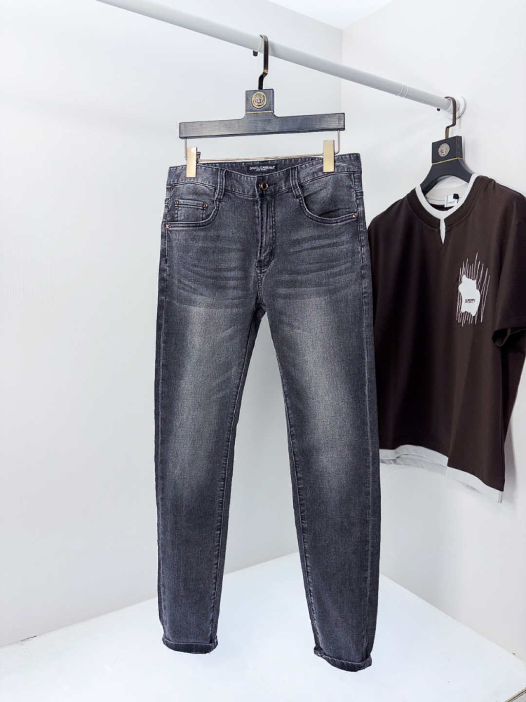 NO:756659,.D&G. Official website counter is on sale simultaneously, 2026 spring and summer new men's casual jeans, original quality, counter customized original denim fabric, logo pattern design, b pants body original hardware decoration, three-dimensional and clear, super trendy personality, fashionable and stylish upper body!  c must-have items for trendy men, size 29-38,,Dolce&Gabbana,jeans,19860909.D&G.官网专柜同步发售,2026春夏新品男士休闲牛仔裤,原单品质,专柜定制原版牛仔面料,logo图案设计,b裤身原版五金辅料装饰,立体清晰,超级潮流个性,上身时尚有型！c潮男必备单品 码数29-38,,Dolce&Gabbana,jeans,,Men's clothing