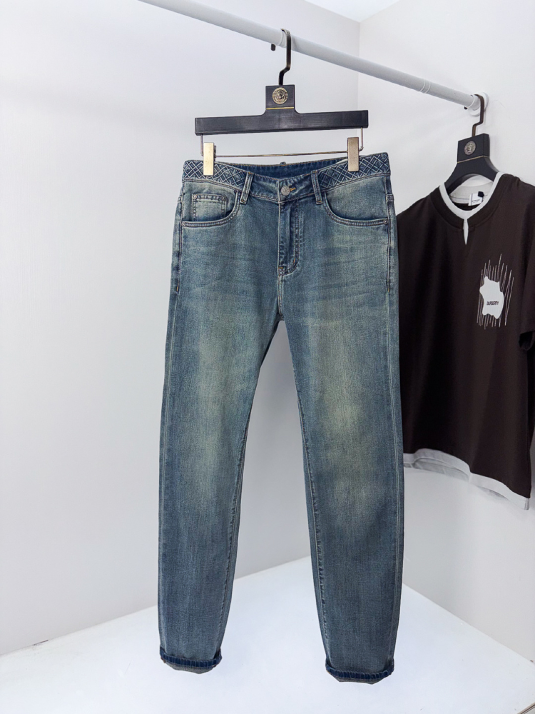 NO:756702,.Burberry. Official website counters simultaneously sell, 2026 spring and summer new men's casual jeans, original quality, counter-customized original denim fabrics, logo pattern design, b pants body original hardware decoration, three-dimensional and clear, super trendy personality, fashionable and stylish upper body!  c trendy men's must-have items, size 29-38, burberry, jeans,19860909.巴宝莉.官网专柜同步发售,2026春夏新品男士休闲牛仔裤,原单品质,专柜定制原版牛仔面料,logo图案设计,b裤身原版五金辅料装饰,立体清晰,超级潮流个性,上身时尚有型！c潮男必备单品 码数29-38,,burberry,jeans,,Men's clothing