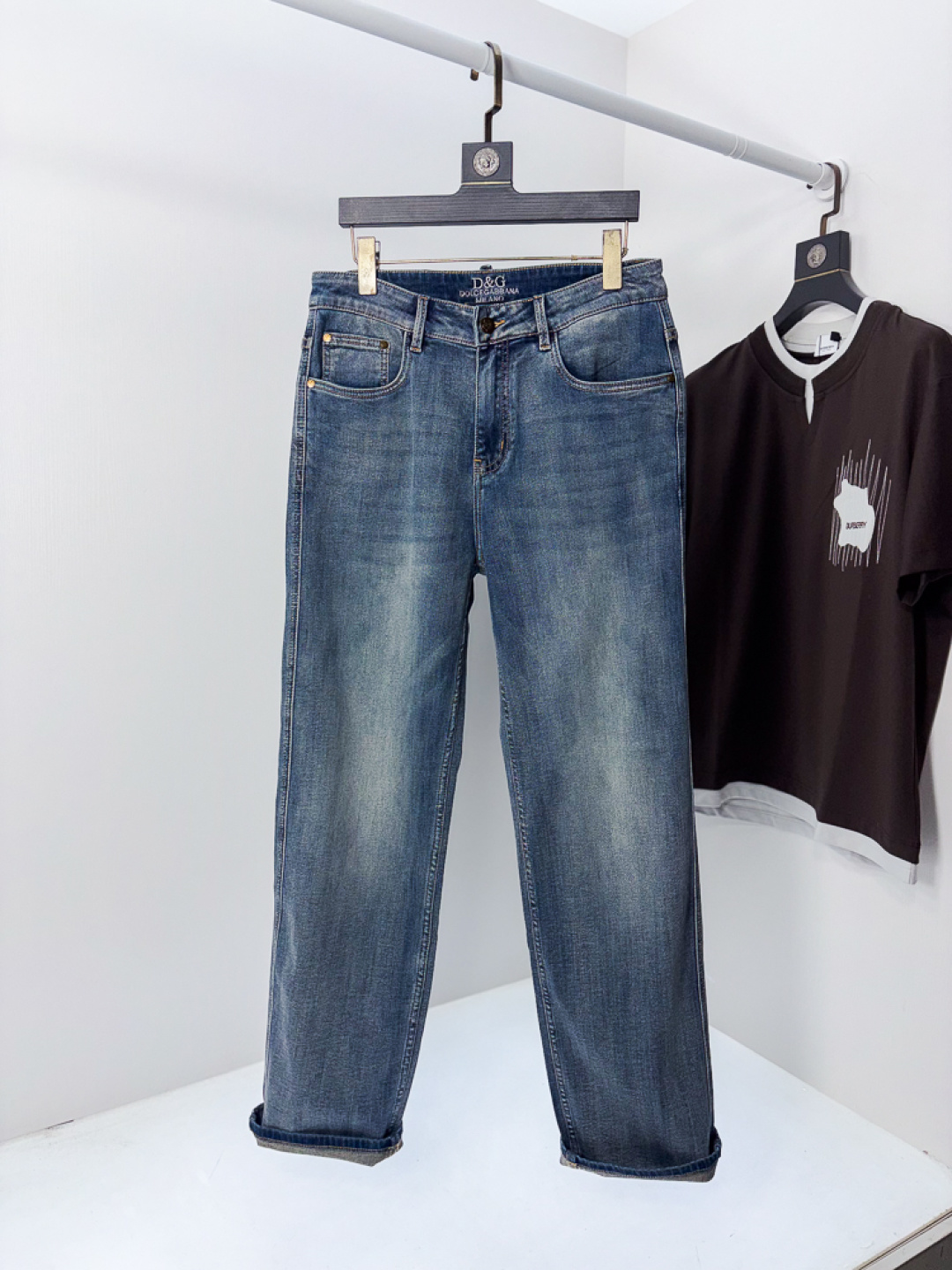 NO:756687,.D&G. Official website counter is on sale simultaneously, 2026 spring and summer new men's casual jeans, original quality, counter customized original denim fabric, logo pattern design, b pants body original hardware decoration, three-dimensional and clear, super trendy personality, fashionable and stylish upper body!  c must-have items for trendy men, size 29-38,,Dolce&Gabbana,jeans,19860909.D&G.官网专柜同步发售,2026春夏新品男士休闲牛仔裤,原单品质,专柜定制原版牛仔面料,logo图案设计,b裤身原版五金辅料装饰,立体清晰,超级潮流个性,上身时尚有型！c潮男必备单品 码数29-38,,Dolce&Gabbana,jeans,,Men's clothing