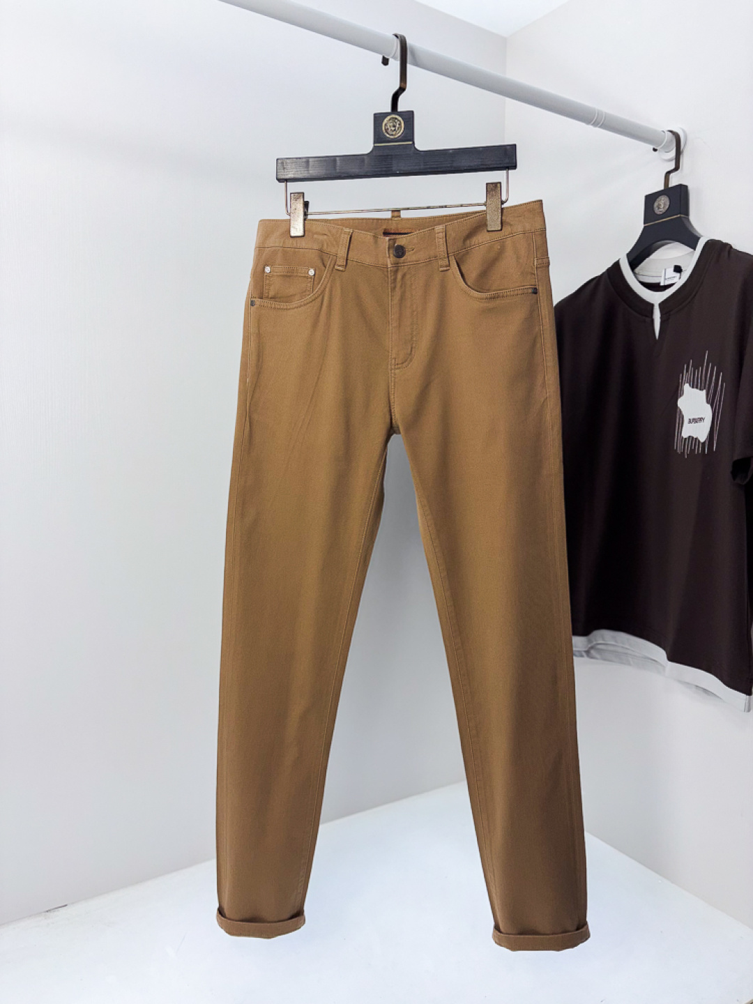 NO:756691,Ermenegildo Zegna. official website counter simultaneously sells, 2026 spring and summer new men's casual jeans, original quality, counter customized original denim fabric, logo pattern design, b pants body original hardware decoration, three-dimensional and clear, super trendy personality, fashionable and stylish upper body!  c must-have items for trendy men, size 29-38,,zegna,jeans,19860909.杰尼亚.官网专柜同步发售,2026春夏新品男士休闲牛仔裤,原单品质,专柜定制原版牛仔面料,logo图案设计,b裤身原版五金辅料装饰,立体清晰,超级潮流个性,上身时尚有型！c潮男必备单品 码数29-38,,zegna,jeans,,Men's clothing