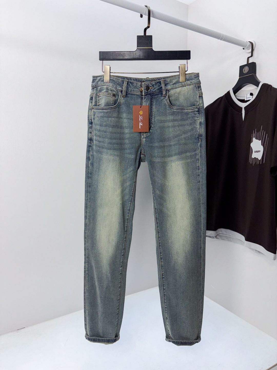 NO:756693,.LP. Official website counter simultaneously sells, 2026 spring and summer new men's casual jeans, original quality, counter customized original denim fabric, logo pattern design, b pants body original hardware decoration, three-dimensional and clear, super trendy personality, fashionable and stylish upper body!  c must-have items for trendy men, size 29-38, loro piana,jeans,19860909.LP.官网专柜同步发售,2026春夏新品男士休闲牛仔裤,原单品质,专柜定制原版牛仔面料,logo图案设计,b裤身原版五金辅料装饰,立体清晰,超级潮流个性,上身时尚有型！c潮男必备单品 码数29-38,,loro piana,jeans,,Men's clothing