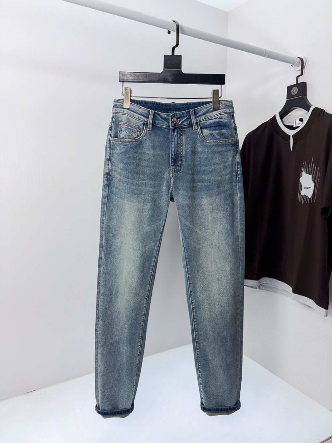 NO:756695,.Burberry. Official website counters simultaneously sell, 2026 spring and summer new men's casual jeans, original quality, counter-customized original denim fabrics, logo pattern design, b pants body original hardware decoration, three-dimensional and clear, super trendy personality, fashionable and stylish upper body!  c trendy men's must-have items, size 29-38, burberry, jeans,19860909.巴宝莉.官网专柜同步发售,2026春夏新品男士休闲牛仔裤,原单品质,专柜定制原版牛仔面料,logo图案设计,b裤身原版五金辅料装饰,立体清晰,超级潮流个性,上身时尚有型！c潮男必备单品 码数29-38,,burberry,jeans,,Men's clothing