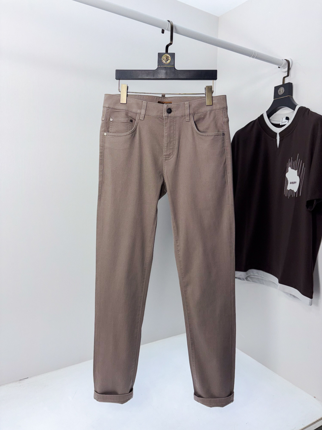 NO:756697,Ermenegildo Zegna. official website counter simultaneously sells, 2026 spring and summer new men's casual jeans, original quality, counter customized original denim fabric, logo pattern design, b pants body original hardware decoration, three-dimensional and clear, super trendy personality, fashionable and stylish upper body!  c must-have items for trendy men, size 29-38,,zegna,jeans,19860909.杰尼亚.官网专柜同步发售,2026春夏新品男士休闲牛仔裤,原单品质,专柜定制原版牛仔面料,logo图案设计,b裤身原版五金辅料装饰,立体清晰,超级潮流个性,上身时尚有型！c潮男必备单品 码数29-38,,zegna,jeans,,Men's clothing