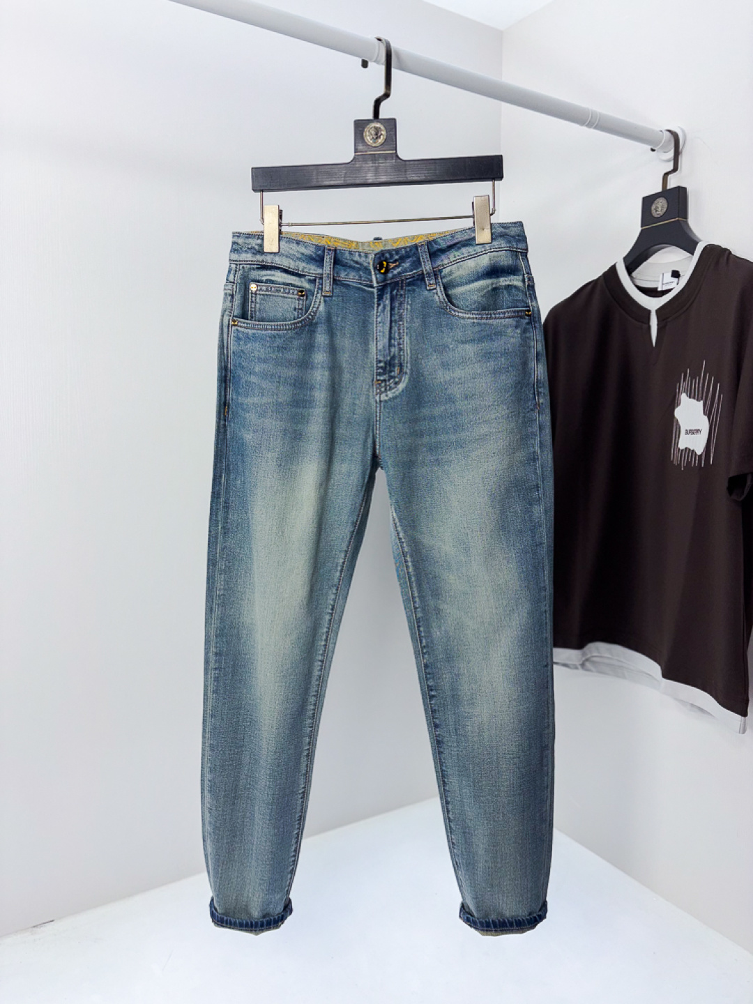 NO:756699,. Fendi. Official website counters are on sale simultaneously, 2026 spring and summer new men's casual jeans, original quality, counter-customized original denim fabrics, logo pattern design, b pants body original hardware decoration, three-dimensional and clear, super trendy personality, fashionable and stylish upper body!  c must-have items for trendy men, size 29-38, fendi,jeans,19860909.芬迪.官网专柜同步发售,2026春夏新品男士休闲牛仔裤,原单品质,专柜定制原版牛仔面料,logo图案设计,b裤身原版五金辅料装饰,立体清晰,超级潮流个性,上身时尚有型！c潮男必备单品 码数29-38,,fendi,jeans,,Men's clothing