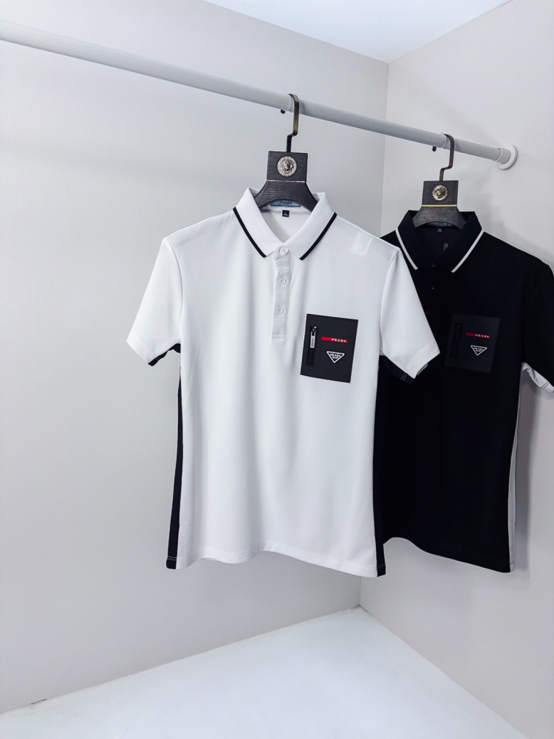 NO:756701,.Prada. 2026 spring and summer new men's logo short-sleeved polo shirt, continuing the classic business casual lapel polo shirt. This polo shirt is made of mercerized piqué cotton fabric, and the timeless design can transcend fashion trends. The classic style, the 1f brand LOGO is three-dimensional and unique, making the whole body more detailed. Fitted version, the fabric is made of cotton piqué material, comfortable, skin-friendly, good breathability, and practical for daily commuting and leisure. Highly recommended. Size M-3XL  m wears 175/130,,prada,T-shirt,19860909.普拉达.2026春夏新款男士标识短袖polo衫,延续经典商务休闲翻领POLO恤.该款Polo衫采用丝光珠地棉面料制成,隽永设计可跨越时尚潮流.经典款型,1f品牌LOGO立体别致,让整体更具细节感 合体的版型,面料采用全棉珠地料,舒适,亲肤,透气好,平时通勤休闲都很实穿的一款 强烈推荐.尺码M-3XL m穿175/130,,prada,T-shirt,,Men's clothing