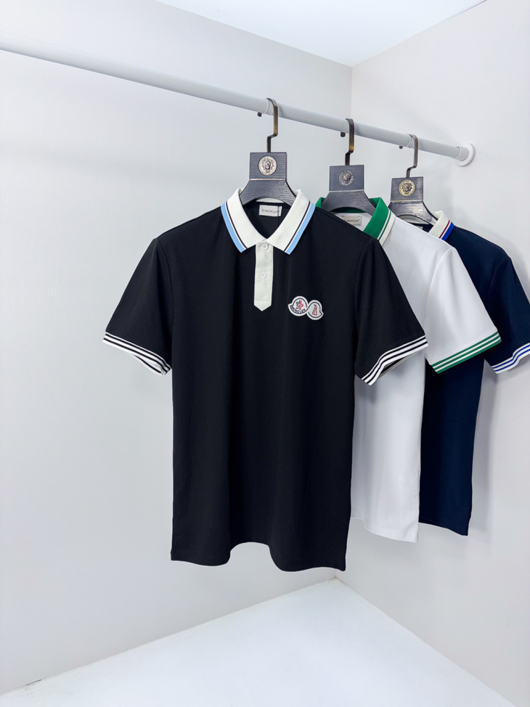 NO:756703,. Covered mouth. 2026 spring and summer new men's logo short-sleeved polo shirt, continuing the classic business casual lapel polo shirt. This polo shirt is made of mercerized piqué cotton fabric, and the timeless design can transcend fashion trends. Classic style, 1f brand LOGO is three-dimensional and unique, making the whole body more detailed. Fitted version, the fabric is made of cotton piqué material, comfortable, skin-friendly, good breathability, and practical for daily commuting and leisure. Highly recommended. Size M-3XL  m wears 175/130,,Moncler,T-shirt,19860909.蒙口.2026春夏新款男士标识短袖polo衫,延续经典商务休闲翻领POLO恤.该款Polo衫采用丝光珠地棉面料制成,隽永设计可跨越时尚潮流.经典款型,1f品牌LOGO立体别致,让整体更具细节感 合体的版型,面料采用全棉珠地料,舒适,亲肤,透气好,平时通勤休闲都很实穿的一款 强烈推荐.尺码M-3XL m穿175/130,,Moncler,T-shirt,,Men's clothing