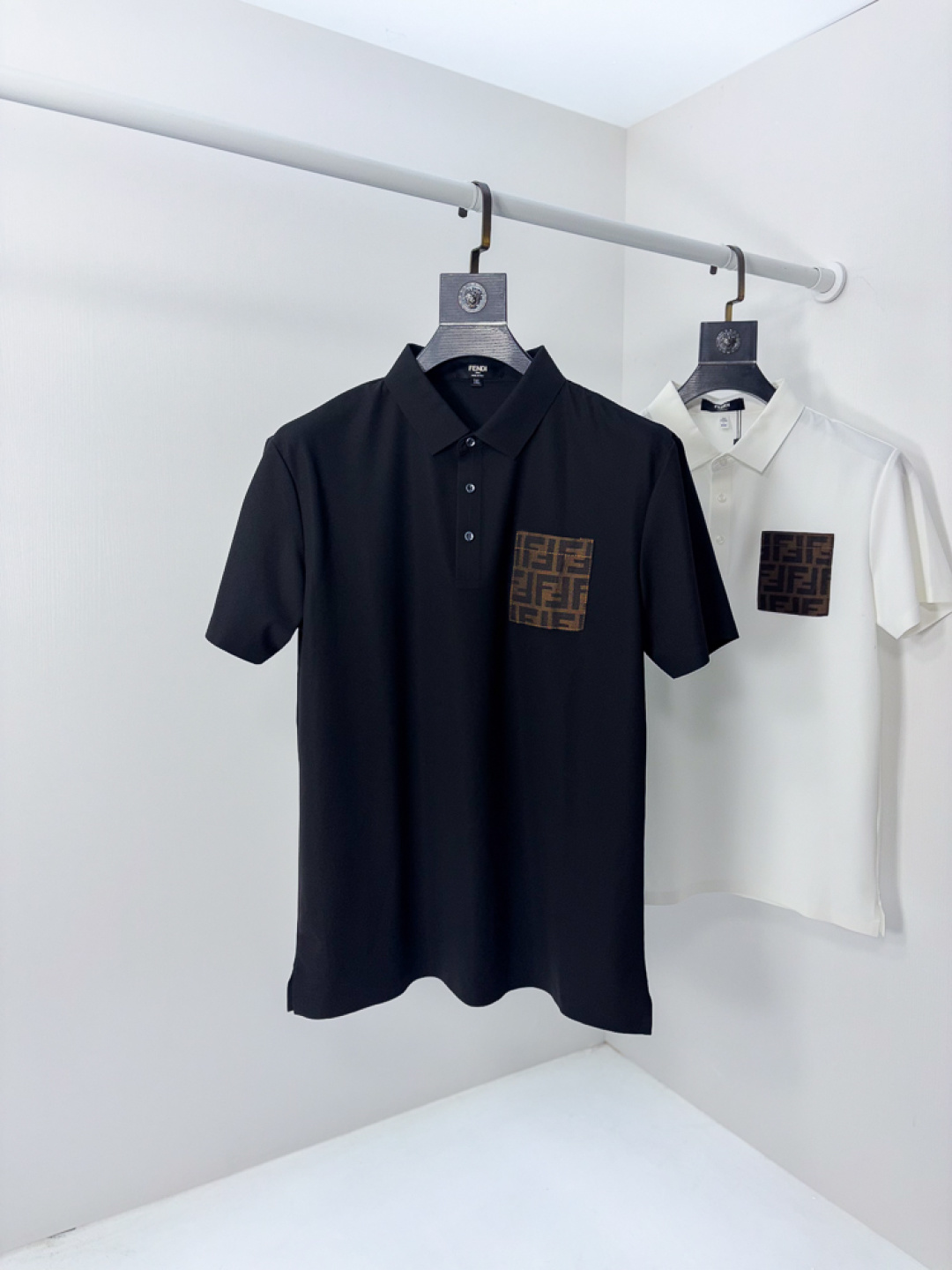 NO:756704,. Fendi. 2026 spring and summer new men's logo short-sleeved polo shirt, continuing the classic business casual lapel polo shirt. This polo shirt is made of mercerized piqué cotton fabric, and the timeless design can transcend fashion trends. Classic style, 1f brand LOGO is three-dimensional and unique, making the whole body more detailed. Fitted version, the fabric is made of cotton piqué material, comfortable, skin-friendly, good breathability, and practical for daily commuting and leisure. Highly recommended. Size M-3XL  m wears 175/130,,fendi,T-shirt,19860909.芬迪.2026春夏新款男士标识短袖polo衫,延续经典商务休闲翻领POLO恤.该款Polo衫采用丝光珠地棉面料制成,隽永设计可跨越时尚潮流.经典款型,1f品牌LOGO立体别致,让整体更具细节感 合体的版型,面料采用全棉珠地料,舒适,亲肤,透气好,平时通勤休闲都很实穿的一款 强烈推荐.尺码M-3XL m穿175/130,,fendi,T-shirt,,Men's clothing