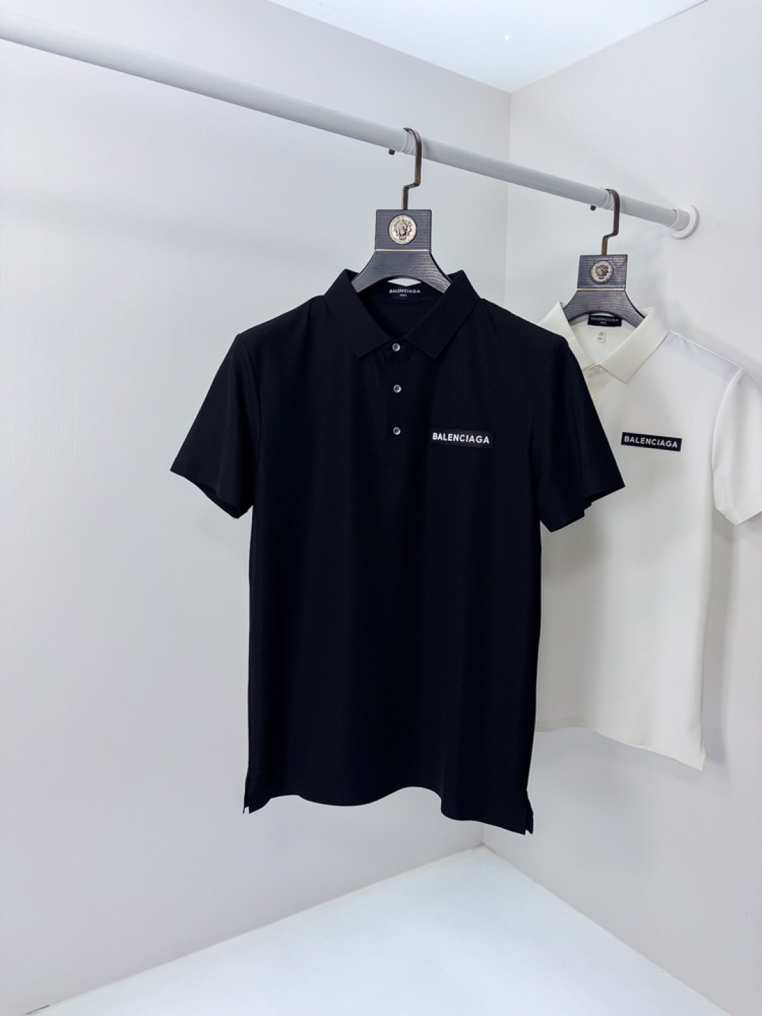 NO:756707,. Balenciaga. 2026 spring and summer new men's logo short-sleeved polo shirt, continuing the classic business casual lapel polo shirt. This polo shirt is made of mercerized piqué cotton fabric, and the timeless design can transcend fashion trends. Classic style, 1f brand LOGO is three-dimensional and unique, making the whole body more detailed. Fitted version, the fabric is made of cotton piqué material, comfortable, skin-friendly, good breathability, and practical for daily commuting and leisure. Highly recommended. Size M-3XL  m wears 175/130,,balenciaga,T-shirt,19860909.巴黎世家.2026春夏新款男士标识短袖polo衫,延续经典商务休闲翻领POLO恤.该款Polo衫采用丝光珠地棉面料制成,隽永设计可跨越时尚潮流.经典款型,1f品牌LOGO立体别致,让整体更具细节感 合体的版型,面料采用全棉珠地料,舒适,亲肤,透气好,平时通勤休闲都很实穿的一款 强烈推荐.尺码M-3XL m穿175/130,,balenciaga,T-shirt,,Men's clothing