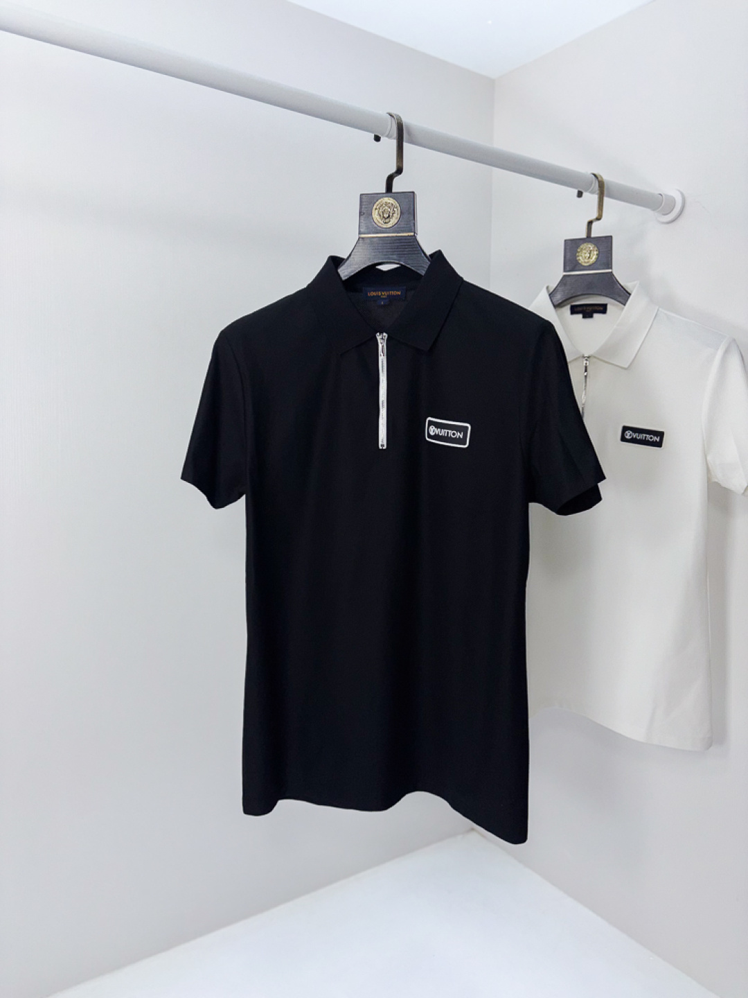 NO:756710,.Lv. 2026 spring and summer new men's logo short-sleeved polo shirt, continuing the classic business casual lapel polo shirt. This polo shirt is made of mercerized piqué cotton fabric, and the timeless design can transcend fashion trends. Classic style, 1f brand LOGO is three-dimensional and unique, making the whole body more detailed. Fitted version, the fabric is made of cotton piqué material, comfortable, skin-friendly, good breathability, and practical for daily commuting and leisure. Highly recommended. Size M-3XL  m wears 175/130,,louis vuitton,T-shirt,19860909.Lv.2026春夏新款男士标识短袖polo衫,延续经典商务休闲翻领POLO恤.该款Polo衫采用丝光珠地棉面料制成,隽永设计可跨越时尚潮流.经典款型,1f品牌LOGO立体别致,让整体更具细节感 合体的版型,面料采用全棉珠地料,舒适,亲肤,透气好,平时通勤休闲都很实穿的一款 强烈推荐.尺码M-3XL m穿175/130,,louis vuitton,T-shirt,,Men's clothing