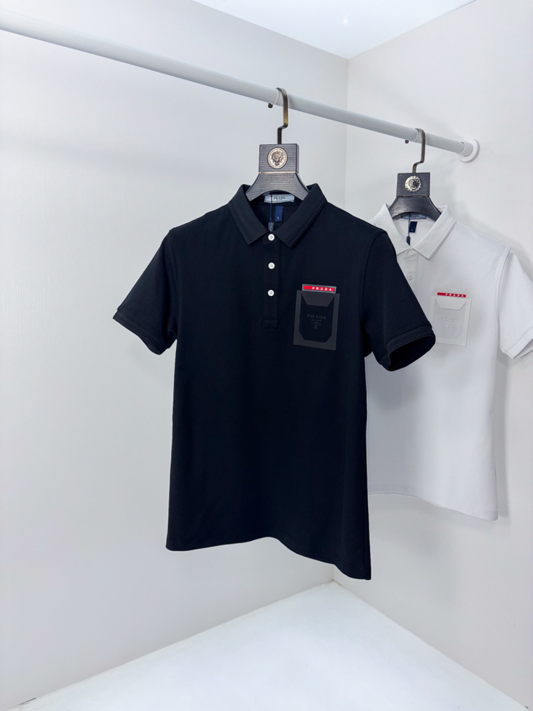 NO:756713,.Prada. 2026 spring and summer new men's logo short-sleeved polo shirt, continuing the classic business casual lapel polo shirt. This polo shirt is made of mercerized piqué cotton fabric, and the timeless design can transcend fashion trends. The classic style, the 1f brand LOGO is three-dimensional and unique, making the whole body more detailed. Fitted version, the fabric is made of cotton piqué material, comfortable, skin-friendly, good breathability, and practical for daily commuting and leisure. Highly recommended. Size M-3XL  m wears 175/130,,prada,T-shirt,19860909.普拉达.2026春夏新款男士标识短袖polo衫,延续经典商务休闲翻领POLO恤.该款Polo衫采用丝光珠地棉面料制成,隽永设计可跨越时尚潮流.经典款型,1f品牌LOGO立体别致,让整体更具细节感 合体的版型,面料采用全棉珠地料,舒适,亲肤,透气好,平时通勤休闲都很实穿的一款 强烈推荐.尺码M-3XL m穿175/130,,prada,T-shirt,,Men's clothing