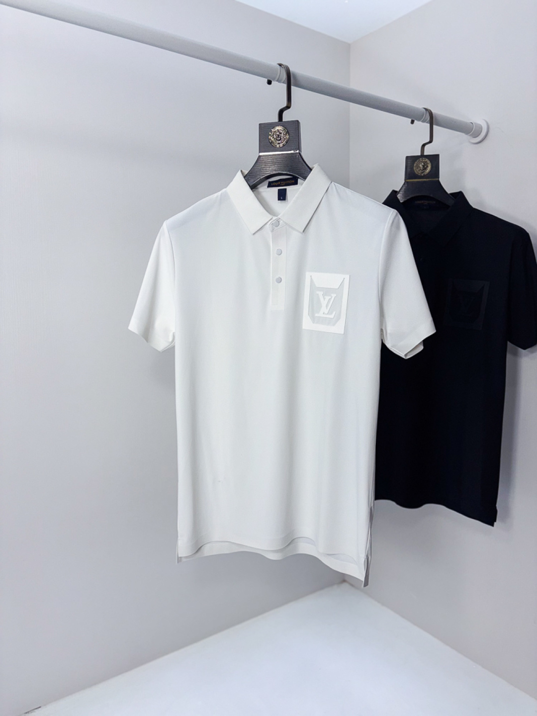 NO:756716,.Lv. 2026 spring and summer new men's logo short-sleeved polo shirt, continuing the classic business casual lapel polo shirt. This polo shirt is made of mercerized piqué cotton fabric, and the timeless design can transcend fashion trends. Classic style, 1f brand LOGO is three-dimensional and unique, making the whole body more detailed. Fitted version, the fabric is made of cotton piqué material, comfortable, skin-friendly, good breathability, and practical for daily commuting and leisure. Highly recommended. Size M-3XL  m wears 175/130,,louis vuitton,T-shirt,19860909.Lv.2026春夏新款男士标识短袖polo衫,延续经典商务休闲翻领POLO恤.该款Polo衫采用丝光珠地棉面料制成,隽永设计可跨越时尚潮流.经典款型,1f品牌LOGO立体别致,让整体更具细节感 合体的版型,面料采用全棉珠地料,舒适,亲肤,透气好,平时通勤休闲都很实穿的一款 强烈推荐.尺码M-3XL m穿175/130,,louis vuitton,T-shirt,,Men's clothing