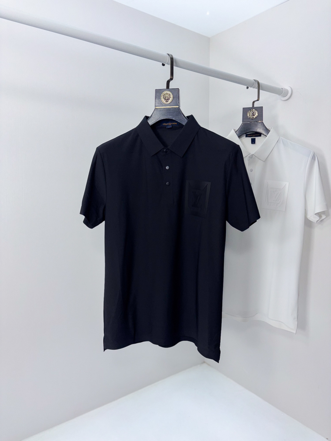 NO:756719,.Lv..2026 spring and summer new men's logo short-sleeved polo shirt continues the classic business casual lapel polo shirt. This polo shirt is made of mercerized pique cotton fabric, and the timeless design can transcend fashion trends. The classic style, the 1f brand LOGO is three-dimensional and unique, making the whole body more detailed. Fitted version, the fabric is made of cotton pique fabric, comfortable, skin-friendly, good breathability, and practical for daily commuting and leisure. Highly recommended. Size M-3XL  m wears 175/130,,louis vuitton,T-shirt,19860909.Lv..2026春夏新款男士标识短袖polo衫,延续经典商务休闲翻领POLO恤.该款Polo衫采用丝光珠地棉面料制成,隽永设计可跨越时尚潮流.经典款型,1f品牌LOGO立体别致,让整体更具细节感 合体的版型,面料采用全棉珠地料,舒适,亲肤,透气好,平时通勤休闲都很实穿的一款 强烈推荐.尺码M-3XL m穿175/130,,louis vuitton,T-shirt,,Men's clothing