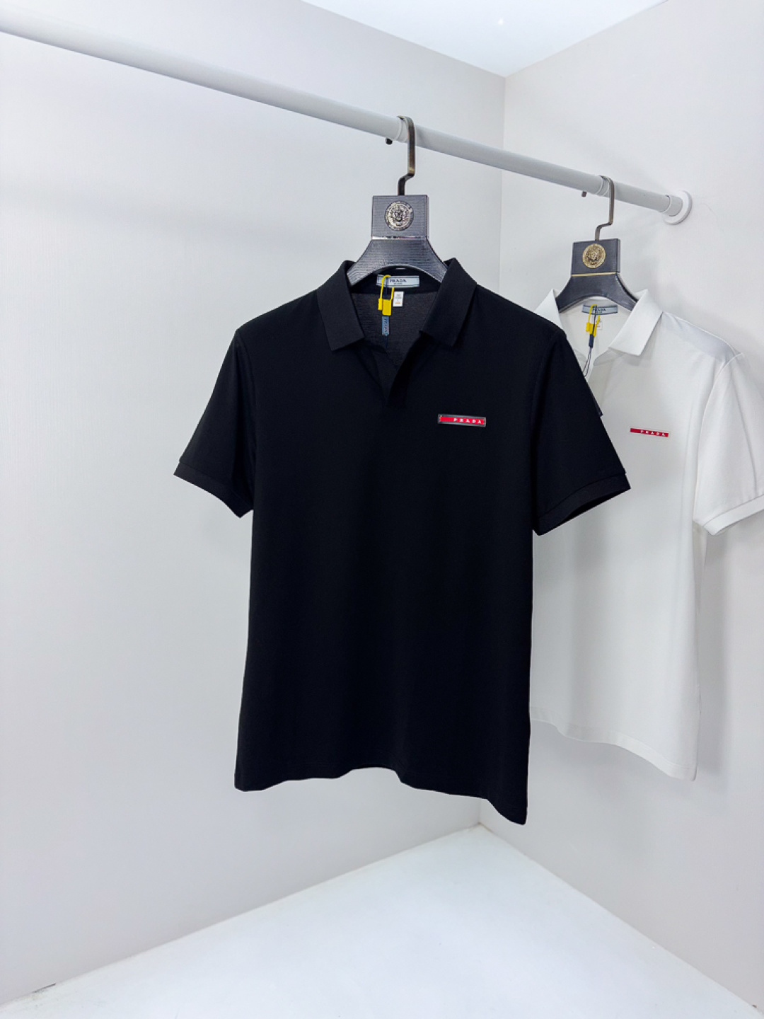 NO:756722,.Prada. 2026 spring and summer new men's logo short-sleeved polo shirt, continuing the classic business casual lapel polo shirt. This polo shirt is made of mercerized piqué cotton fabric, and the timeless design can transcend fashion trends. The classic style, the 1f brand LOGO is three-dimensional and unique, making the whole body more detailed. Fitted version, the fabric is made of cotton piqué material, comfortable, skin-friendly, good breathability, and practical for daily commuting and leisure. Highly recommended. Size M-3XL  m wears 175/130,,prada,T-shirt,19860909.普拉达.2026春夏新款男士标识短袖polo衫,延续经典商务休闲翻领POLO恤.该款Polo衫采用丝光珠地棉面料制成,隽永设计可跨越时尚潮流.经典款型,1f品牌LOGO立体别致,让整体更具细节感 合体的版型,面料采用全棉珠地料,舒适,亲肤,透气好,平时通勤休闲都很实穿的一款 强烈推荐.尺码M-3XL m穿175/130,,prada,T-shirt,,Men's clothing