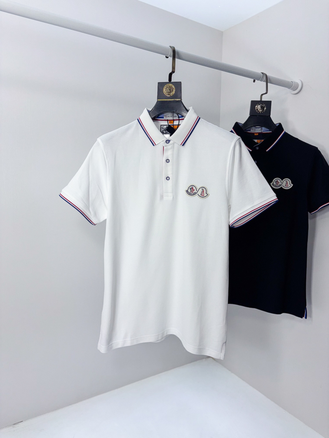 NO:756725,. Covered mouth. 2026 spring and summer new men's logo short-sleeved polo shirt, continuing the classic business casual lapel polo shirt. This polo shirt is made of mercerized piqué cotton fabric, and the timeless design can transcend fashion trends. Classic style, 1f brand LOGO is three-dimensional and unique, making the whole body more detailed. Fitted version, the fabric is made of cotton piqué material, comfortable, skin-friendly, good breathability, and practical for daily commuting and leisure. Highly recommended. Size M-3XL  m wears 175/130,,Moncler,T-shirt,19860909.蒙口.2026春夏新款男士标识短袖polo衫,延续经典商务休闲翻领POLO恤.该款Polo衫采用丝光珠地棉面料制成,隽永设计可跨越时尚潮流.经典款型,1f品牌LOGO立体别致,让整体更具细节感 合体的版型,面料采用全棉珠地料,舒适,亲肤,透气好,平时通勤休闲都很实穿的一款 强烈推荐.尺码M-3XL m穿175/130,,Moncler,T-shirt,,Men's clothing