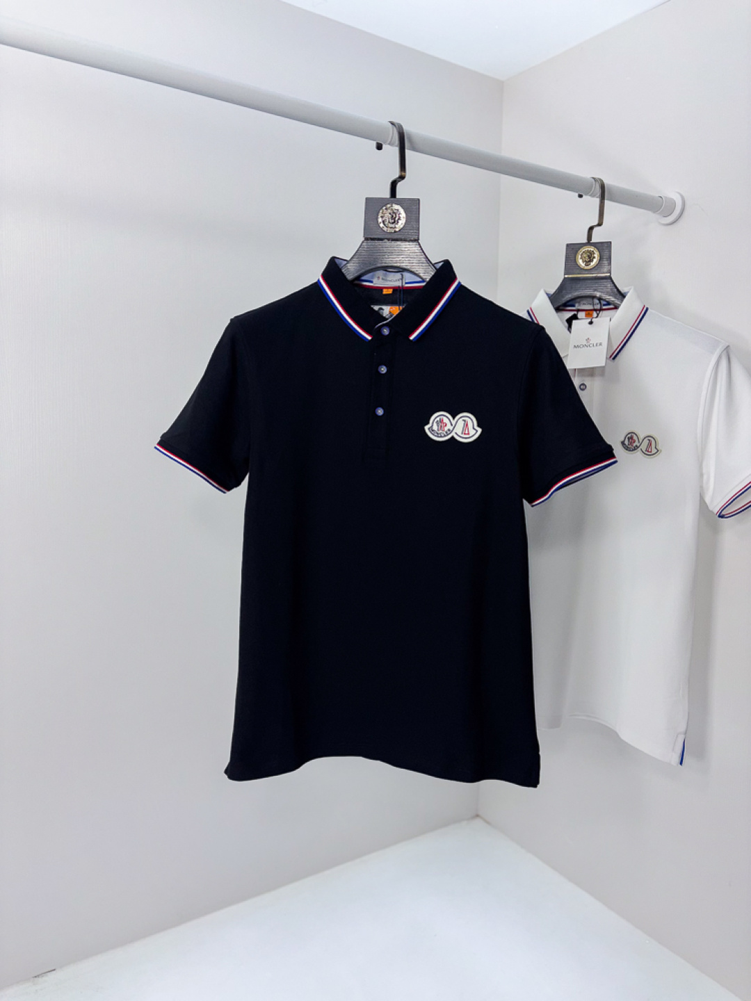 NO:756728,.Mask .2026 spring and summer new men's logo short-sleeved polo shirt, continuing the classic business casual lapel polo shirt. This polo shirt is made of mercerized piqué cotton fabric, and the timeless design can transcend fashion trends. Classic style, 1f brand LOGO is three-dimensional and unique, making the whole body more detailed. Fitted version, the fabric is made of cotton piqué material, comfortable, skin-friendly, good breathability, and practical for daily commuting and leisure. Highly recommended. Size M-3XL  m wears 175/130,,Moncler,T-shirt,19860909.蒙口 .2026春夏新款男士标识短袖polo衫,延续经典商务休闲翻领POLO恤.该款Polo衫采用丝光珠地棉面料制成,隽永设计可跨越时尚潮流.经典款型,1f品牌LOGO立体别致,让整体更具细节感 合体的版型,面料采用全棉珠地料,舒适,亲肤,透气好,平时通勤休闲都很实穿的一款 强烈推荐.尺码M-3XL m穿175/130,,Moncler,T-shirt,,Men's clothing