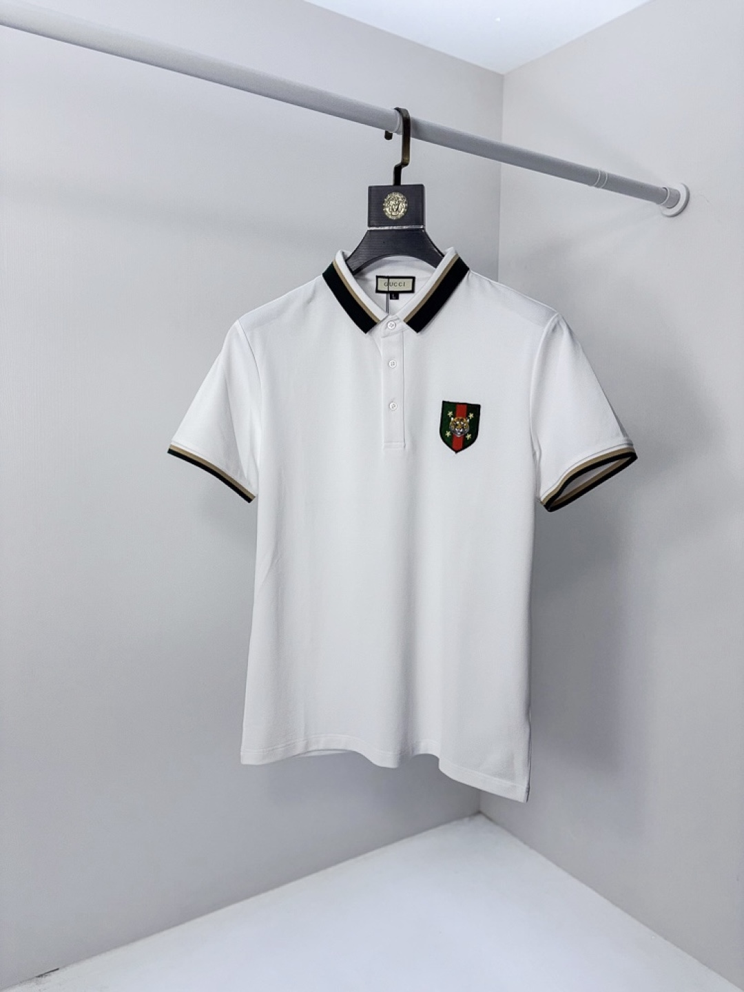 NO:756705,.Gucci.2026 spring and summer new men's logo short-sleeved polo shirt continues the classic business casual lapel polo shirt. This polo shirt is made of mercerized piqué cotton fabric, and the timeless design can transcend fashion trends. Classic style, 1f brand LOGO is three-dimensional and unique, making the whole body more detailed. Fitted version, the fabric is made of cotton piqué material, comfortable, skin-friendly, good breathability, and practical for daily commuting and leisure. Highly recommended. Size M-3XL  m wears 175/130,,gucci,T-shirt,19860909.Gucci.2026春夏新款男士标识短袖polo衫,延续经典商务休闲翻领POLO恤.该款Polo衫采用丝光珠地棉面料制成,隽永设计可跨越时尚潮流.经典款型,1f品牌LOGO立体别致,让整体更具细节感 合体的版型,面料采用全棉珠地料,舒适,亲肤,透气好,平时通勤休闲都很实穿的一款 强烈推荐.尺码M-3XL m穿175/130,,gucci,T-shirt,,Men's clothing