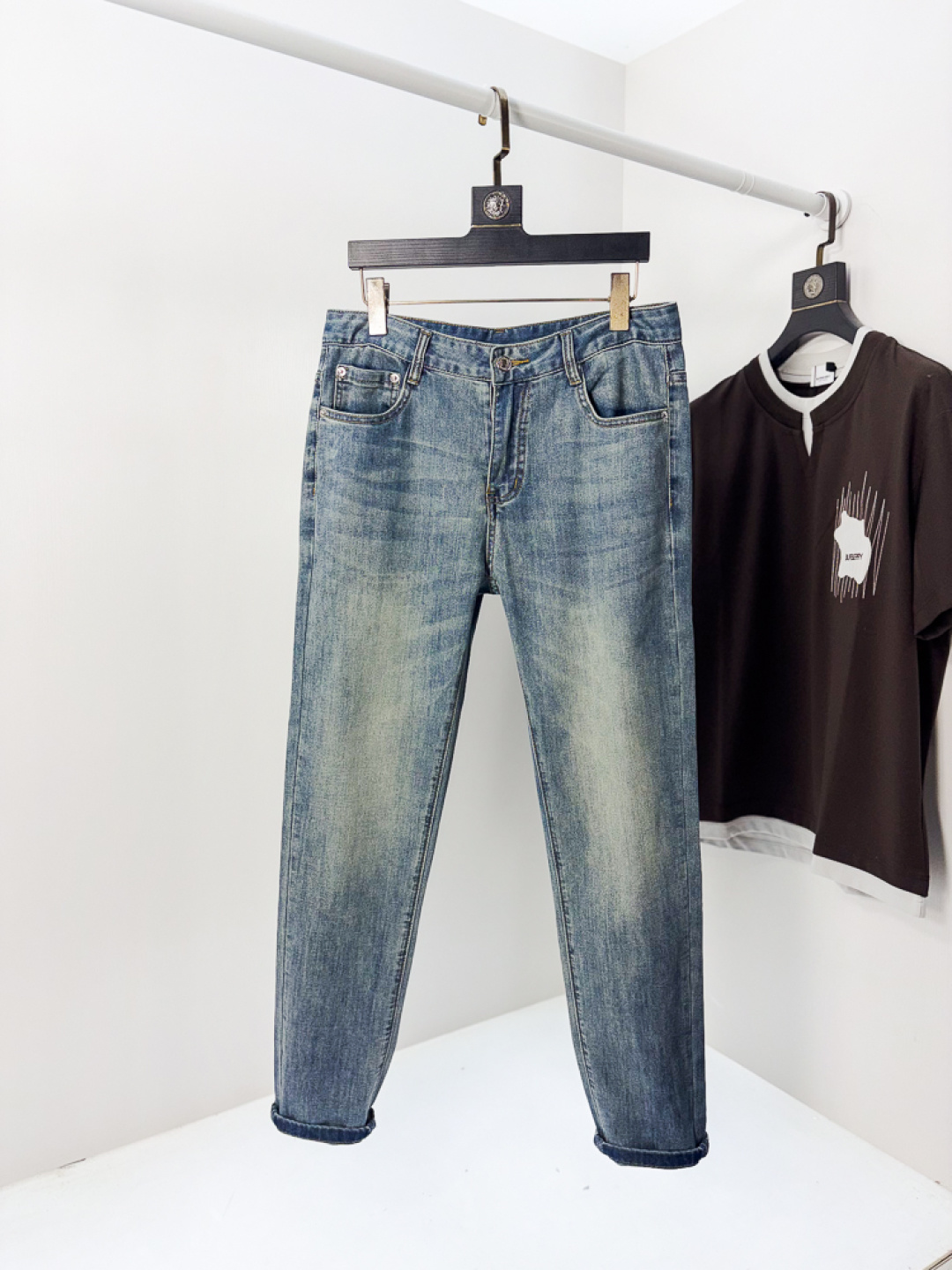 NO:775629,. Burberry. Official website counters are on sale simultaneously, 2026 SS new spring and summer men's casual jeans, original quality, counter-customized original denim fabrics, logo pattern design, b trouser body original hardware accessories decoration, c three-dimensional clear, realistic effect, super trendy personality, fashionable and stylish upper body!  Must-have items for trendy men in sizes 28-38, burberry, jeans,19860909.巴宝莉.官网专柜同步发售,2026SS春夏新品男士休闲牛仔裤,原单品质,专柜定制原版牛仔面料,logo图案设计,b裤身原版五金辅料装饰,c立体清晰,效果逼真,超级潮流个性,上身时尚有型！潮男必备单品 码数28-38,,burberry,jeans,,Men's clothing