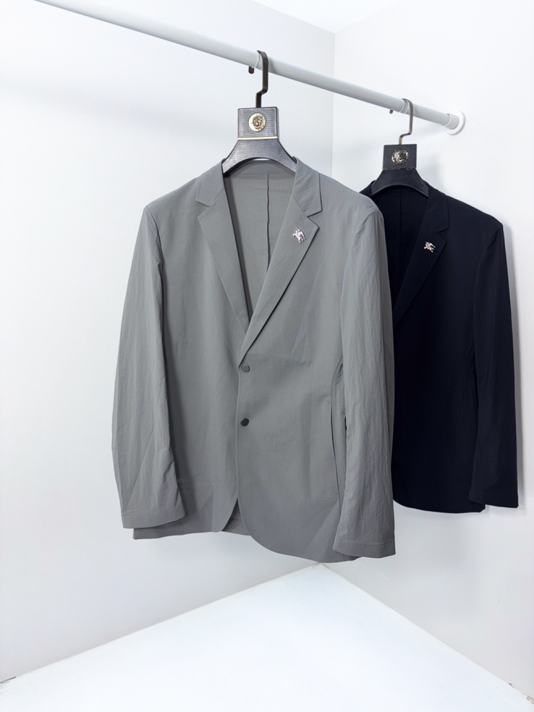 NO:926831,.Burberry.26 new spring and summer releases thin blazer jackets, spring hot single blazer jackets, 1f is comfortable and slim when worn, lazy and casual, combined with clean and simple colors, it is particularly eye-catching, suitable for daily wear~ We are launching sports items decorated with vibrant prints!  Size 48-58.48 wears 175/125 pounds,,burberry,jackets & coats,jackets & coats,business suit,19860909.巴宝莉.26春夏新款发布薄款西装夹克外套,春季爆款单西夹克外套,1f穿上就是舒适自在又显瘦的存在,慵懒而随性,结合干净简单的色系就特别耐看,适合日常穿着~倾情推出缀饰活力印花的运动单品！ 尺码48-58.48穿175/125斤,,burberry,jackets & coats,jackets & coats,business suit,,Men's clothing