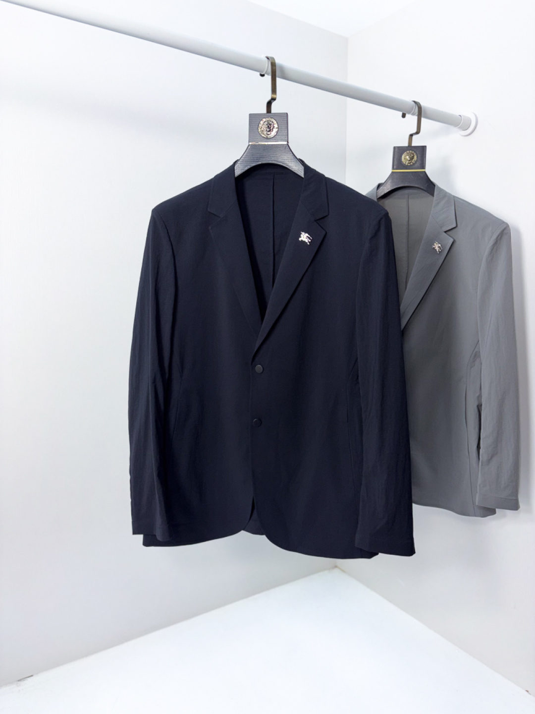 NO:906597,.Burberry.26 new spring and summer releases thin blazer jackets, spring hot single blazer jackets, 1f is comfortable and slim when worn, lazy and casual, combined with clean and simple colors, it is particularly eye-catching, suitable for daily wear~ We are launching sports items decorated with vibrant prints!  Size 48-58.48 wears 175/125 pounds,,burberry,jackets & coats,jackets & coats,business suit,19860909.巴宝莉.26春夏新款发布薄款西装夹克外套,春季爆款单西夹克外套,1f穿上就是舒适自在又显瘦的存在,慵懒而随性,结合干净简单的色系就特别耐看,适合日常穿着~倾情推出缀饰活力印花的运动单品！ 尺码48-58.48穿175/125斤,,burberry,jackets & coats,jackets & coats,business suit,,Men's clothing