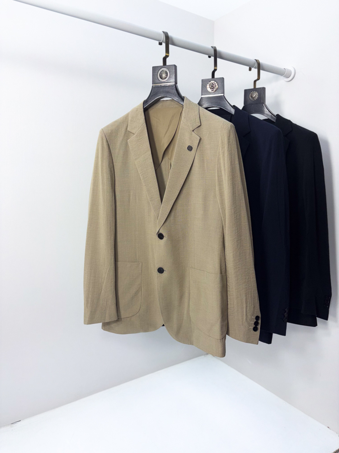 NO:926802,Ermenegildo Zegna's new spring and summer 26 releases thin blazers and spring hot single blazers. 1f is comfortable and slim when worn. It is lazy and casual. It is particularly attractive when combined with clean and simple colors and is suitable for daily wear~ We are launching sports items decorated with vibrant prints!  Size 48-58.48 wears 175/125 pounds,,zegna,jackets & coats,jackets & coats,business suit,19860909.杰尼亚.26春夏新款发布薄款西装夹克外套,春季爆款单西夹克外套,1f穿上就是舒适自在又显瘦的存在,慵懒而随性,结合干净简单的色系就特别耐看,适合日常穿着~倾情推出缀饰活力印花的运动单品！ 尺码48-58.48穿175/125斤,,zegna,jackets & coats,jackets & coats,business suit,,Men's clothing