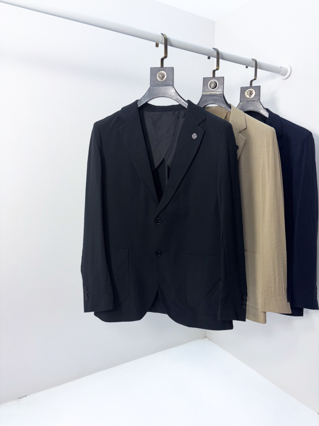 NO:906581,Ermenegildo Zegna's new spring and summer 26 releases thin blazers and spring hot single blazers. 1f is comfortable and slim when worn. It is lazy and casual. It is particularly attractive when combined with clean and simple colors and is suitable for daily wear~ We are launching sports items decorated with vibrant prints!  Size 48-58.48 wears 175/125 pounds,,zegna,jackets & coats,jackets & coats,business suit,19860909.杰尼亚.26春夏新款发布薄款西装夹克外套,春季爆款单西夹克外套,1f穿上就是舒适自在又显瘦的存在,慵懒而随性,结合干净简单的色系就特别耐看,适合日常穿着~倾情推出缀饰活力印花的运动单品！ 尺码48-58.48穿175/125斤,,zegna,jackets & coats,jackets & coats,business suit,,Men's clothing