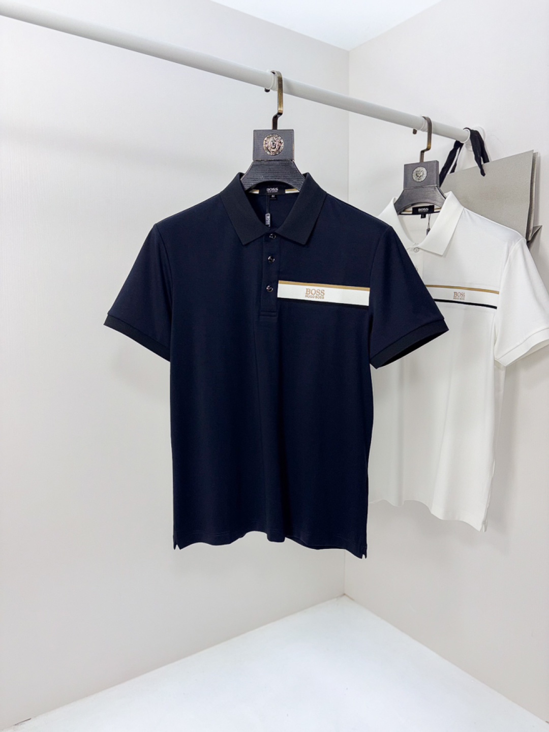 NO:775595,.Boss.26 new spring and summer men's logo polo shirt continues the classic Lao Qianfeng casual lapel polo shirt. This polo shirt is made of original counter fabrics, and the timeless design can transcend fashion trends. Classic style, f brand LOGO is three-dimensional and unique, making the whole body more detailed. Fitted version, the fabric is made of cotton pique, comfortable, skin-friendly, good breathability, practical for daily commuting and leisure.  Highly recommended. Sizes m-4xL. Please state your height and weight when placing an order.,,19860909.Boss.26春夏新款男士标识polo衫,延续经典老钱枫休闲翻领POLO恤.该款Polo衫采用原版专柜面料制成,隽永设计可跨越时尚潮流.经典款型,f品牌LOGO立体别致,让整体更具细节感 合体的版型,面料采用全棉珠地料,舒适,亲肤,透气好,平时通勤休闲都很实穿的一款 强烈推荐.尺码m-4xL.下单报身高体重.,,,Men's clothing