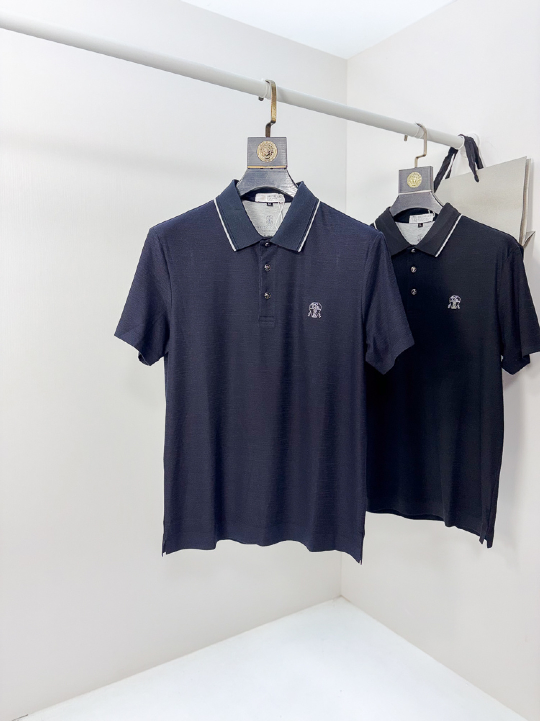 NO:775600,.BC .26 new spring and summer men's logo polo shirts continue the classic Lao Qianfeng casual lapel polo shirts. This polo shirt is made of original counter fabrics, and the timeless design can transcend fashion trends. The classic style, the f brand LOGO is three-dimensional and unique, making the whole body more detailed. The fit version, the fabric is made of cotton pique, which is comfortable, skin-friendly, and breathable. It is practical for daily commuting and leisure.  Highly recommended. Sizes m-4xL. Please state your height and weight when placing an order.,,19860909.BC .26春夏新款男士标识polo衫,延续经典老钱枫休闲翻领POLO恤.该款Polo衫采用原版专柜面料制成,隽永设计可跨越时尚潮流.经典款型,f品牌LOGO立体别致,让整体更具细节感 合体的版型,面料采用全棉珠地料,舒适,亲肤,透气好,平时通勤休闲都很实穿的一款 强烈推荐.尺码m-4xL.下单报身高体重.,,,Men's clothing