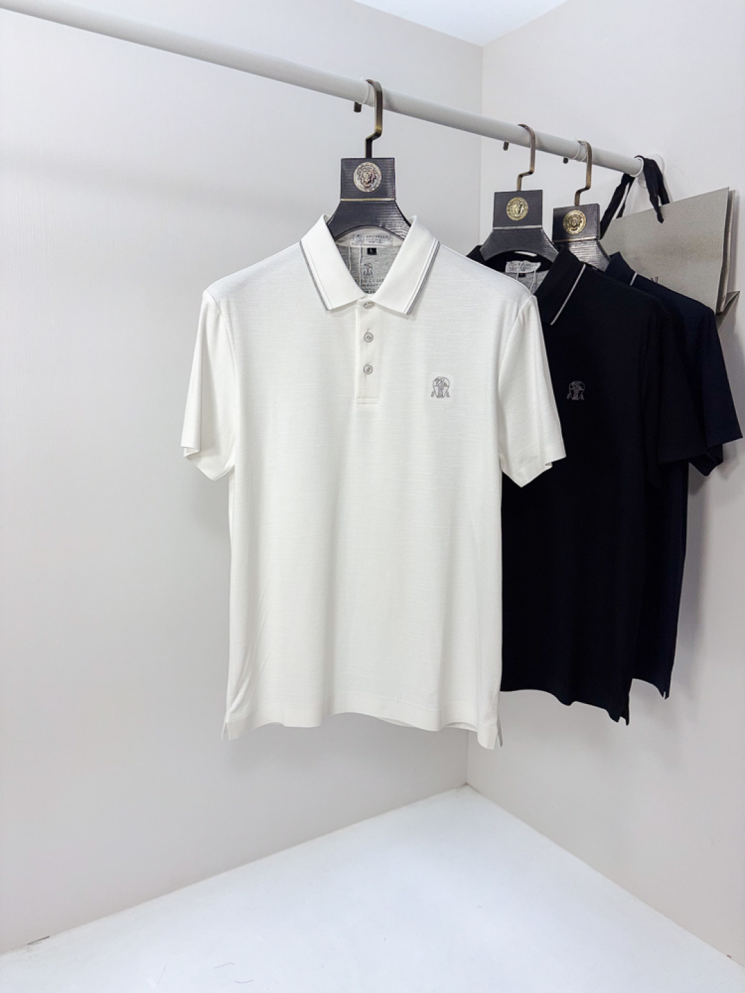 NO:775607,.BC.26 new spring and summer men's logo polo shirts continue the classic Lao Qianfeng casual lapel polo shirt. This polo shirt is made of original counter fabrics, and the timeless design can transcend fashion trends. The classic style, the f brand LOGO is three-dimensional and unique, making the whole body more detailed. The fitted version, the fabric is made of cotton pique, which is comfortable, skin-friendly, and breathable. It is practical for daily commuting and leisure.  Highly recommended. Sizes m-4xL. Please state your height and weight when placing an order.,,19860909.BC.26春夏新款男士标识polo衫,延续经典老钱枫休闲翻领POLO恤.该款Polo衫采用原版专柜面料制成,隽永设计可跨越时尚潮流.经典款型,f品牌LOGO立体别致,让整体更具细节感 合体的版型,面料采用全棉珠地料,舒适,亲肤,透气好,平时通勤休闲都很实穿的一款 强烈推荐.尺码m-4xL.下单报身高体重.,,,Men's clothing