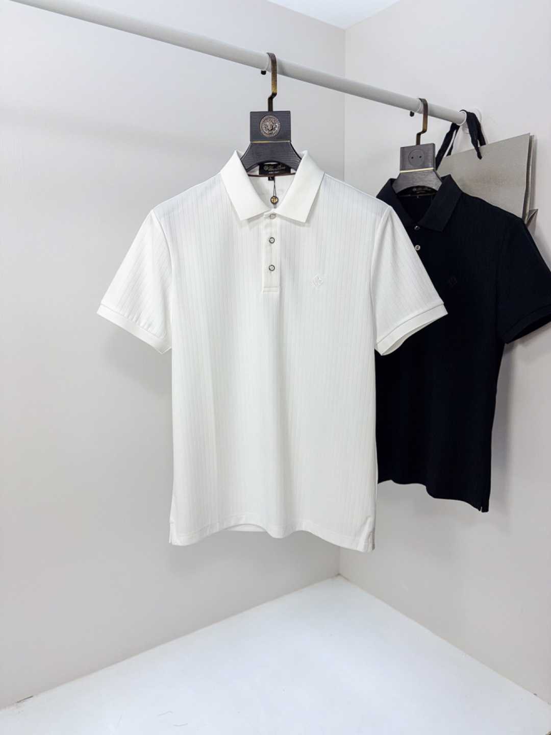 NO:775611,.LP.26 new spring and summer men's logo polo shirts continue the classic Lao Qianfeng casual lapel polo shirt. This polo shirt is made of original counter fabrics, and the timeless design can transcend fashion trends. The classic style, the f brand LOGO is three-dimensional and unique, making the whole body more detailed. The fitted version, the fabric is made of cotton pique, which is comfortable, skin-friendly, and breathable. It is practical for daily commuting and leisure.  Highly recommended. Sizes m-4xL. Please state your height and weight when placing an order.,,loro piana,19860909.LP.26春夏新款男士标识polo衫,延续经典老钱枫休闲翻领POLO恤.该款Polo衫采用原版专柜面料制成,隽永设计可跨越时尚潮流.经典款型,f品牌LOGO立体别致,让整体更具细节感 合体的版型,面料采用全棉珠地料,舒适,亲肤,透气好,平时通勤休闲都很实穿的一款 强烈推荐.尺码m-4xL.下单报身高体重.,,loro piana,,Men's clothing