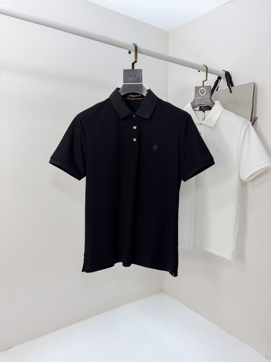 NO:775570,.Lp.26 new spring and summer men's logo polo shirts continue the classic Lao Qianfeng casual lapel polo shirts. This polo shirt is made of original counter fabrics, and the timeless design can transcend fashion trends. The classic style, the f brand LOGO is three-dimensional and unique, making the whole body more detailed. The fit version, the fabric is made of cotton pique, which is comfortable, skin-friendly, and breathable. It is practical for daily commuting and leisure.  Highly recommended. Sizes m-4xL. Please state your height and weight when placing an order.,,loro piana,19860909.Lp.26春夏新款男士标识polo衫,延续经典老钱枫休闲翻领POLO恤.该款Polo衫采用原版专柜面料制成,隽永设计可跨越时尚潮流.经典款型,f品牌LOGO立体别致,让整体更具细节感 合体的版型,面料采用全棉珠地料,舒适,亲肤,透气好,平时通勤休闲都很实穿的一款 强烈推荐.尺码m-4xL.下单报身高体重.,,loro piana,,Men's clothing