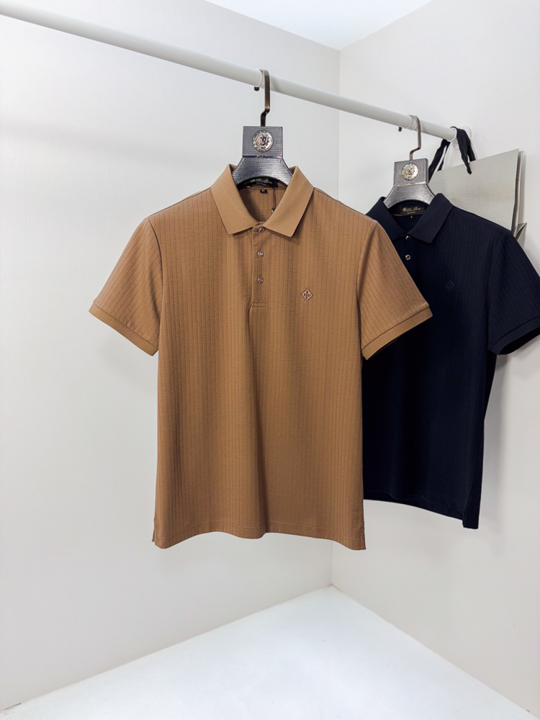 NO:775574,.LP.26 new spring and summer men's logo polo shirts continue the classic Lao Qianfeng casual lapel polo shirt. This polo shirt is made of original counter fabrics, and the timeless design can transcend fashion trends. The classic style, the f brand LOGO is three-dimensional and unique, making the whole body more detailed. The fitted version, the fabric is made of cotton pique, which is comfortable, skin-friendly, and breathable. It is practical for daily commuting and leisure.  Highly recommended. Sizes m-4xL. Please state your height and weight when placing an order.,,loro piana,19860909.LP.26春夏新款男士标识polo衫,延续经典老钱枫休闲翻领POLO恤.该款Polo衫采用原版专柜面料制成,隽永设计可跨越时尚潮流.经典款型,f品牌LOGO立体别致,让整体更具细节感 合体的版型,面料采用全棉珠地料,舒适,亲肤,透气好,平时通勤休闲都很实穿的一款 强烈推荐.尺码m-4xL.下单报身高体重.,,loro piana,,Men's clothing