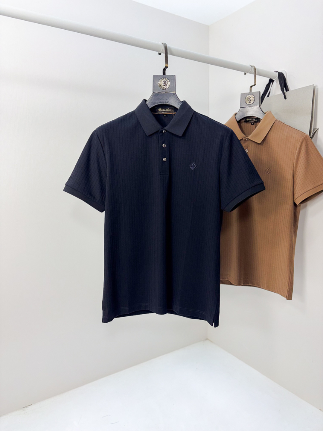 NO:775580,.Lp.26 new spring and summer men's logo polo shirts continue the classic Lao Qianfeng casual lapel polo shirts. This polo shirt is made of original counter fabrics, and the timeless design can transcend fashion trends. The classic style, the f brand LOGO is three-dimensional and unique, making the whole body more detailed. The fit version, the fabric is made of cotton pique, which is comfortable, skin-friendly, and breathable. It is practical for daily commuting and leisure.  Highly recommended. Sizes m-4xL. Please state your height and weight when placing an order.,,loro piana,19860909.Lp.26春夏新款男士标识polo衫,延续经典老钱枫休闲翻领POLO恤.该款Polo衫采用原版专柜面料制成,隽永设计可跨越时尚潮流.经典款型,f品牌LOGO立体别致,让整体更具细节感 合体的版型,面料采用全棉珠地料,舒适,亲肤,透气好,平时通勤休闲都很实穿的一款 强烈推荐.尺码m-4xL.下单报身高体重.,,loro piana,,Men's clothing