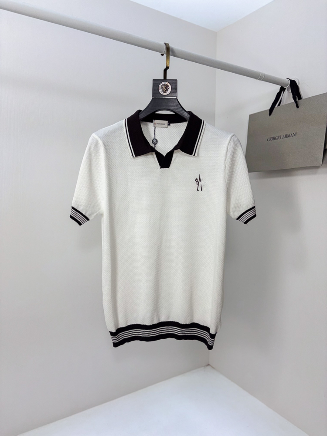 NO:775588,.Mengkou. 2026 spring and summer new men's top knitted lapel T-shirt, the brand's latest design elements!  It’s neither monotonous nor complicated, just the right amount to show off your taste!  Customized Yilite top original exclusive fabrics for customers!  Breathability, comfort and breathability are not a problem at all, and the unique luxury feel of the fabric presents a simple and elegant temperament!  fThe matching design has the unique style charm of the brand!  Standard cut design!  Every detail is in sync with high-end fashion. Size: M-4xL. M wears 175/125 pounds, Moncler, tees, t-shirt,19860909.蒙口.2026春夏新款男士顶级针织翻领T恤,品牌最新设计元素！既不单调也不复杂,恰到好处的展现品味！客供定制伊力特顶级原版专属面料！透气舒适透气根本不在话下,面料独具的高奢感呈现简约优雅气质！f搭配设计极具品牌独特风格魅力！标准裁剪设计！每一处细节都是与高端时尚同步的体现.尺码:M-4xL.m穿175/125斤,,Moncler,tees，t-shirt,,Men's clothing