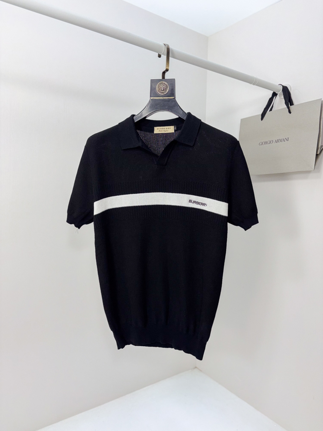 NO:775592,.Burberry. 2026 spring and summer new men's top knitted lapel T-shirt, the brand's latest design elements!  It’s neither monotonous nor complicated, just the right amount to show off your taste!  Customized Yilite top original exclusive fabrics for customers!  Breathability, comfort and breathability are not a problem at all, and the unique luxury feel of the fabric presents a simple and elegant temperament!  fThe matching design has the unique style charm of the brand!  Standard cut design!  Every detail is in sync with high-end fashion. Size: M-4xL. M wears 175/125 pounds, burberry, tees, t-shirt,19860909.巴宝莉.2026春夏新款男士顶级针织翻领T恤,品牌最新设计元素！既不单调也不复杂,恰到好处的展现品味！客供定制伊力特顶级原版专属面料！透气舒适透气根本不在话下,面料独具的高奢感呈现简约优雅气质！f搭配设计极具品牌独特风格魅力！标准裁剪设计！每一处细节都是与高端时尚同步的体现.尺码:M-4xL.m穿175/125斤,,burberry,tees，t-shirt,,Men's clothing