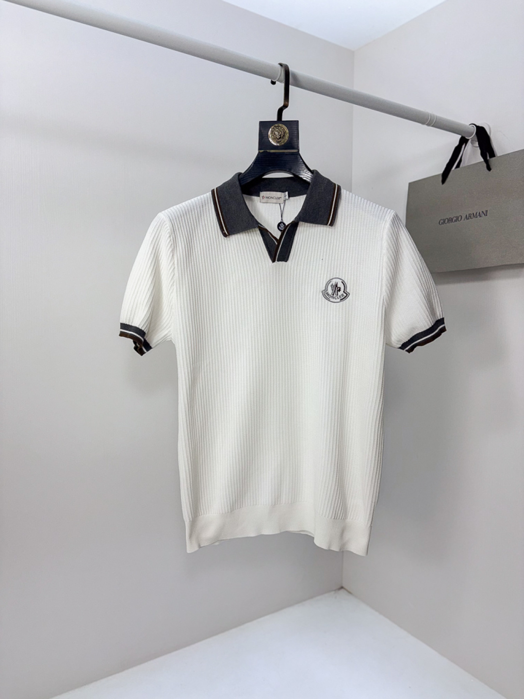 NO:775596,.Mengkou. 2026 spring and summer new men's top knitted lapel T-shirt, the brand's latest design elements!  It’s neither monotonous nor complicated, just the right amount to show off your taste!  Customized Yilite top original exclusive fabrics for customers!  Breathability, comfort and breathability are not a problem at all, and the unique luxury feel of the fabric presents a simple and elegant temperament!  fThe matching design has the unique style charm of the brand!  Standard cut design!  Every detail is in sync with high-end fashion. Size: M-4xL. M wears 175/125 pounds, Moncler, tees, t-shirt,19860909.蒙口.2026春夏新款男士顶级针织翻领T恤,品牌最新设计元素！既不单调也不复杂,恰到好处的展现品味！客供定制伊力特顶级原版专属面料！透气舒适透气根本不在话下,面料独具的高奢感呈现简约优雅气质！f搭配设计极具品牌独特风格魅力！标准裁剪设计！每一处细节都是与高端时尚同步的体现.尺码:M-4xL.m穿175/125斤,,Moncler,tees，t-shirt,,Men's clothing