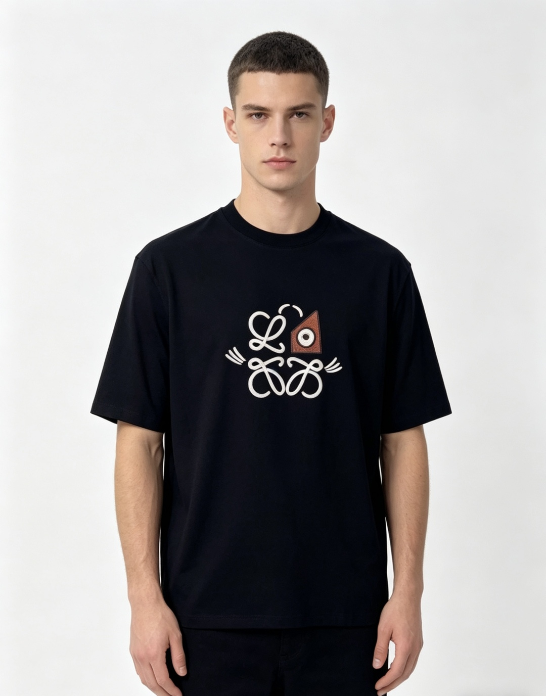 NO:834882,.Loewe.26 spring and summer new product counter debuts the latest short-sleeved round neck T-shirt, high-end customization, avant-garde and fashionable design!  The brand logo emphasizes craftsmanship design, high-end customized fabrics, soft to the touch and comfortable to wear. The high-end fabrics imported from 1f customers have a very delicate texture, exquisite details and craftsmanship. It has exquisite counter-level stitching, fine workmanship, and a highly moldable item. It can be matched with any fashion. The shape is super good. A must-have item for trendy men. Colors: white, black. Size m-3xL.m wears 175/catties, loewe, T-shirt, tees, t-shirt,19860909.罗意威.26春夏新品专柜首发最新款短袖圆领T恤 高端订制 设计前卫时尚！品牌logo重工艺设计,高端定制面料,手感柔软,穿着舒适,1f客供进口高档面料质感非常细腻,细节工艺精湛考究,专柜级别精致车线,做工精细,塑造性极高的一款单品,任何时装都可以搭配,版型超级好 潮男必备单品 颜色白色、黑色 尺码m-3xL.m穿175/斤,,loewe,T-shirt,tees，t-shirt,,Men's clothing