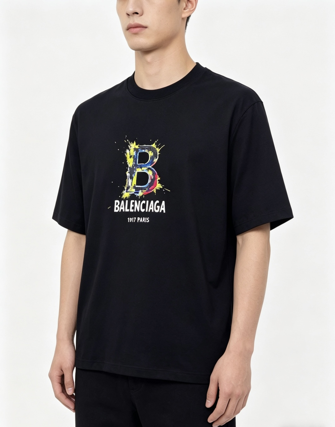 NO:834892,.Balenciaga.26 spring and summer new product counter debuts the latest short-sleeved round neck T-shirt, high-end customization, avant-garde and fashionable design!  The brand logo emphasizes craftsmanship design, high-end customized fabrics, soft to the touch and comfortable to wear. The high-end fabrics imported from 1f customers have a very delicate texture, exquisite details and craftsmanship. It has exquisite counter-level stitching, fine workmanship, and a highly moldable item. It can be matched with any fashion. The shape is super good. A must-have item for trendy men. Colors: white, black. Size m-3xL.m wears 175/catties, balenciaga, T-shirt, tees, t-shirt,19860909.巴黎世家.26春夏新品专柜首发最新款短袖圆领T恤 高端订制 设计前卫时尚！品牌logo重工艺设计,高端定制面料,手感柔软,穿着舒适,1f客供进口高档面料质感非常细腻,细节工艺精湛考究,专柜级别精致车线,做工精细,塑造性极高的一款单品,任何时装都可以搭配,版型超级好 潮男必备单品 颜色白色、黑色 尺码m-3xL.m穿175/斤,,balenciaga,T-shirt,tees，t-shirt,,Men's clothing