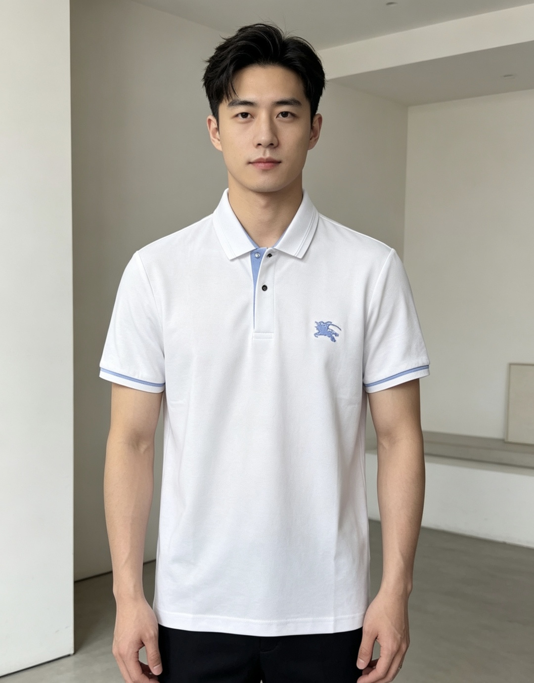 NO:827090,Burberry. 2026 spring and summer new men's logo short-sleeved polo shirt, continuing the classic casual lapel polo shirt. This polo shirt is made of mercerized piqué cotton fabric, and the timeless design can transcend fashion trends. The classic style, the LX brand LOGO is three-dimensional and unique, making the whole body more detailed. Fitted version, the fabric is made of cotton piqué material, comfortable, skin-friendly, good breathability, and practical for daily commuting and leisure. Highly recommended. Size M-3XL  m wears 175/130,,burberry,T-shirt,19860909.巴宝莉.2026春夏新款男士标识短袖polo衫,延续经典休闲翻领POLO恤.该款Polo衫采用丝光珠地棉面料制成,隽永设计可跨越时尚潮流.经典款型,LX品牌LOGO立体别致,让整体更具细节感 合体的版型,面料采用全棉珠地料,舒适,亲肤,透气好,平时通勤休闲都很实穿的一款 强烈推荐.尺码M-3XL m穿175/130,,burberry,T-shirt,,Men's clothing