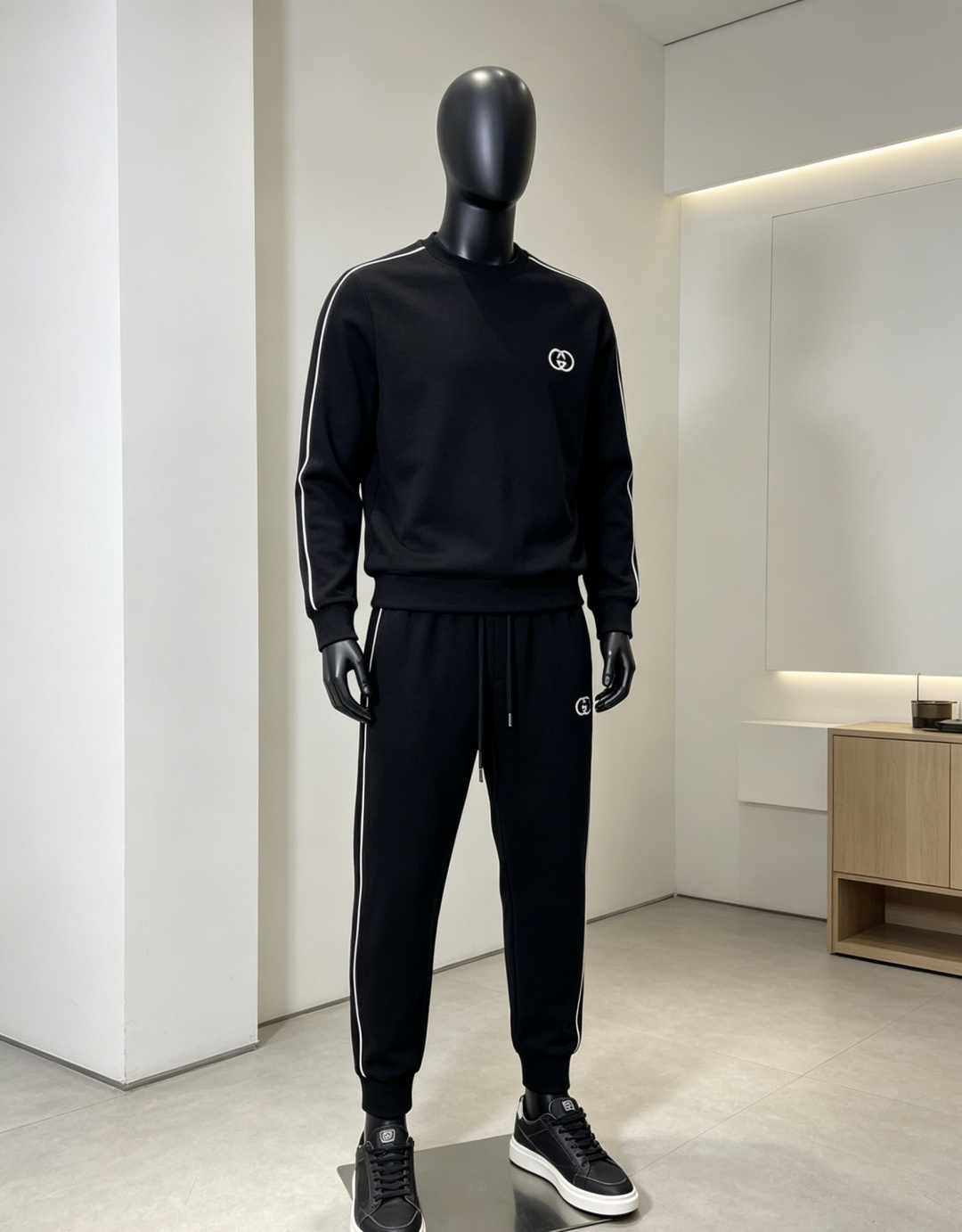 NO:827038,.Gucci. 2026 spring and summer new counter products are launched simultaneously. Original order-made high-quality fashion casual pants. Super versatile. Exclusively customized fabrics, delicate and soft feel, hm close-fitting and comfortable, and the upper body is super stylish! The latest hardware accessories from the original custom shop. Super beautiful shape, long upper body and slender legs. The lining and wiring are impeccable. It can be attended to any occasion. Once again, the fabric is very, very classy! Size m-3xL.m wears 28.29,,gucci,19860909.Gucci.26年春夏专柜新品同步上市.原单订制高品质时尚休闲休闲裤.超级百搭款.独家定制面料,手感细腻柔软,hm贴身舒适,上身超有型！原版定制专柜最新五金辅料.超靓版型、上身显腿修长,內里,走线都无可挑剔,任何场合都可出席,再次强调面料非常非常显档次！码数m-3xL.m穿28.29,,gucci,,Men's clothing