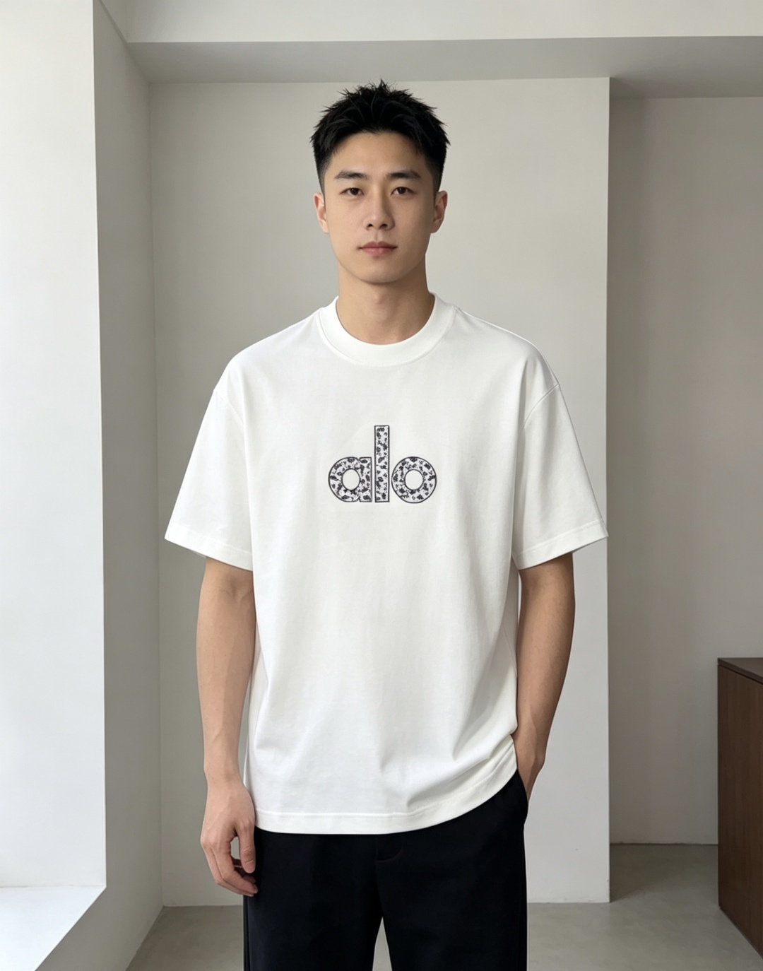 NO:827060,.Alo 2026 spring and summer new fashionable round neck short-sleeved advanced customization versatile style!  It is more practical and can be easily controlled by anyone. It is made of pure cotton fabric and has a luxurious classic brand logo design. HM is very classy and a must-buy for those who know the goods!  The tailoring is slim-fitting, very refined, shows off aura, and highlights the sophistication of business men. This is unique, it has just the right amount of slim fit, and the upper body effect is great!  Size M-3xL.m wears 175/130 catties.,,T-shirt,19860909.Alo 2026春夏新品时尚圆领短袖高级定制百搭款式！更有实用感 任何人都可以轻松驾驭 采用纯棉面料制作,奢华经典品牌logo设计,hm非常显档次懂货的必须入！版型剪裁属于修身款 非常精致,显气场,又会凸显商务男士的精致,这就是独到之处,恰到好处的修身,上身效果非常赞！ 尺码M-3xL.m穿175/130斤.,,T-shirt,,Men's clothing