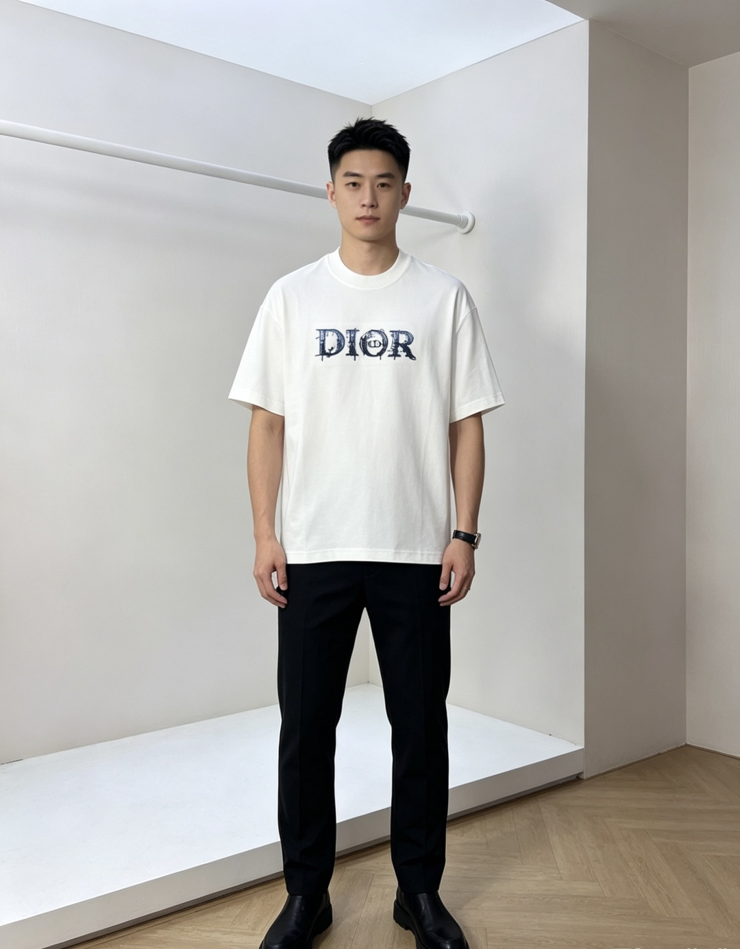 NO:827071,.Dior.2026 new spring and summer fashionable round neck short-sleeved advanced customization versatile style!  It is more practical and can be easily controlled by anyone. It is made of pure cotton fabric and has a luxurious classic brand logo design. HM is very classy and a must-buy for those who know the goods!  The tailoring is slim-fitting, very refined, shows off aura, and highlights the sophistication of business men. This is unique, it has just the right amount of slim fit, and the upper body effect is great!  Size M-3xL.m wears 175/130 catties.,, dior, T-shirt,19860909.Dior.2026春夏新品时尚圆领短袖高级定制百搭款式！更有实用感 任何人都可以轻松驾驭 采用纯棉面料制作,奢华经典品牌logo设计,hm非常显档次懂货的必须入！版型剪裁属于修身款 非常精致,显气场,又会凸显商务男士的精致,这就是独到之处,恰到好处的修身,上身效果非常赞！ 尺码M-3xL.m穿175/130斤.,,dior,T-shirt,,Men's clothing