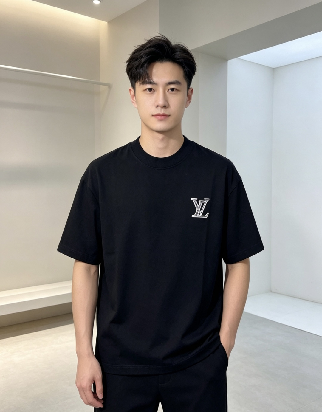 NO:827081,.Lv.2026 new spring and summer fashionable round neck short-sleeved advanced customization versatile style!  It is more practical and can be easily controlled by anyone. It is made of pure cotton fabric and has a luxurious classic brand logo design. HM is very classy and a must-buy for those who know the goods!  The tailoring is slim-fitting, very refined, shows off aura, and highlights the sophistication of business men. This is unique, it has just the right amount of slim fit, and the upper body effect is great!  Size M-3xL.m wears 175/130 pounds.,,louis vuitton,T-shirt,19860909.Lv.2026春夏新品时尚圆领短袖高级定制百搭款式！更有实用感 任何人都可以轻松驾驭 采用纯棉面料制作,奢华经典品牌logo设计,hm非常显档次懂货的必须入！版型剪裁属于修身款 非常精致,显气场,又会凸显商务男士的精致,这就是独到之处,恰到好处的修身,上身效果非常赞！ 尺码M-3xL.m穿175/130斤.,,louis vuitton,T-shirt,,Men's clothing