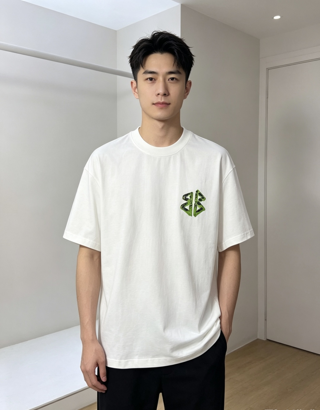 NO:827091,.Balenciaga. 2026 spring and summer new fashionable round neck short-sleeved advanced customization versatile style!  It is more practical and can be easily controlled by anyone. It is made of pure cotton fabric and has a luxurious classic brand logo design. HM is very classy and a must-buy for those who know the goods!  The tailoring is slim-fitting, very refined, shows off aura, and highlights the sophistication of business men. This is unique, it has just the right amount of slim fit, and the upper body effect is great!  Size M-3xL.m wears 175/130 pounds.,,balenciaga,T-shirt,19860909.巴黎世家.2026春夏新品时尚圆领短袖高级定制百搭款式！更有实用感 任何人都可以轻松驾驭 采用纯棉面料制作,奢华经典品牌logo设计,hm非常显档次懂货的必须入！版型剪裁属于修身款 非常精致,显气场,又会凸显商务男士的精致,这就是独到之处,恰到好处的修身,上身效果非常赞！ 尺码M-3xL.m穿175/130斤.,,balenciaga,T-shirt,,Men's clothing