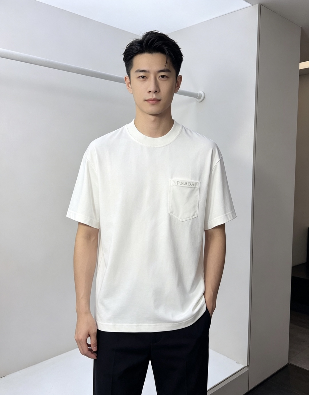 NO:827101,.Prada.2026 spring and summer new fashionable round neck short-sleeved advanced customization versatile style!  It is more practical and can be easily controlled by anyone. It is made of pure cotton fabric and has a luxurious classic brand logo design. HM is very classy and a must-buy for those who know the goods!  The tailoring is slim-fitting, very refined, shows off aura, and highlights the sophistication of business men. This is unique, it has just the right amount of slim fit, and the upper body effect is great!  Size M-3xL.m wears 175/130 pounds.,,prada,T-shirt,19860909.普拉达.2026春夏新品时尚圆领短袖高级定制百搭款式！更有实用感 任何人都可以轻松驾驭 采用纯棉面料制作,奢华经典品牌logo设计,hm非常显档次懂货的必须入！版型剪裁属于修身款 非常精致,显气场,又会凸显商务男士的精致,这就是独到之处,恰到好处的修身,上身效果非常赞！ 尺码M-3xL.m穿175/130斤.,,prada,T-shirt,,Men's clothing