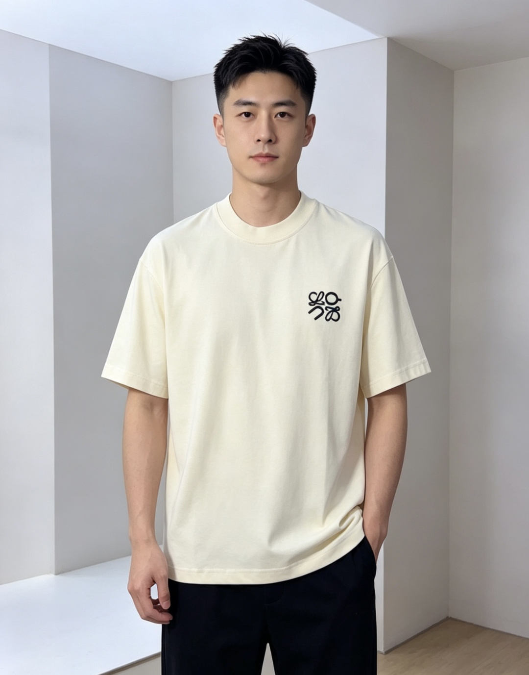 NO:827111,.Luo Yiwei. 2026 spring and summer new fashionable round neck short-sleeved advanced customization versatile style!  It is more practical and can be easily controlled by anyone. It is made of pure cotton fabric and has a luxurious classic brand logo design. HM is very classy and a must-buy for those who know the goods!  The tailoring is slim-fitting, very refined, shows off aura, and highlights the sophistication of business men. This is unique, it has just the right amount of slim fit, and the upper body effect is great!  Size M-3xL.m wears 175/130 catties.,,loewe,T-shirt,19860909.罗意威.2026春夏新品时尚圆领短袖高级定制百搭款式！更有实用感 任何人都可以轻松驾驭 采用纯棉面料制作,奢华经典品牌logo设计,hm非常显档次懂货的必须入！版型剪裁属于修身款 非常精致,显气场,又会凸显商务男士的精致,这就是独到之处,恰到好处的修身,上身效果非常赞！ 尺码M-3xL.m穿175/130斤.,,loewe,T-shirt,,Men's clothing
