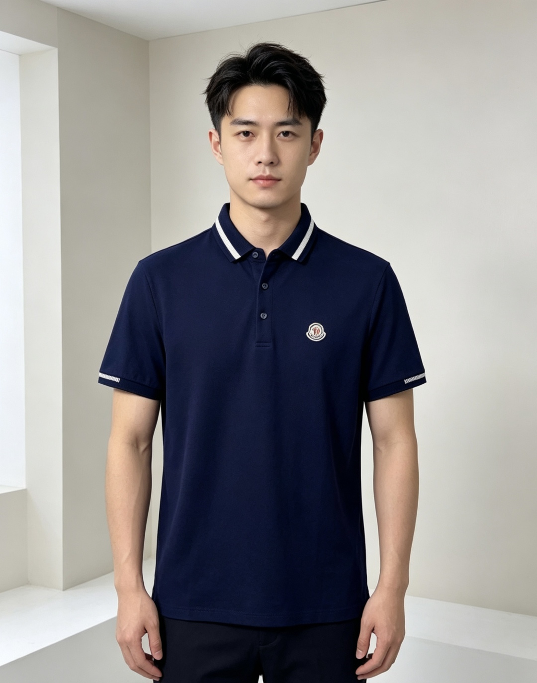 NO:827131,. Covered mouth. 2026 spring and summer new men's short-sleeved polo shirt with logo, continuing the classic casual lapel polo shirt. This polo shirt is made of mercerized cotton fabric, and the timeless design can transcend fashion trends. Classic style, hm brand LOGO is three-dimensional and unique, making the whole body more detailed. Fitted version, the fabric is made of cotton pique, comfortable, skin-friendly, good breathability, practical for daily commuting and leisure. Highly recommended. Size M-3XL  m wears 175/130,,Moncler,T-shirt,19860909.蒙口.2026春夏新款男士标识短袖polo衫,延续经典休闲翻领POLO恤.该款Polo衫采用丝光棉面料制成,隽永设计可跨越时尚潮流.经典款型,hm品牌LOGO立体别致,让整体更具细节感 合体的版型,面料采用全棉珠地料,舒适,亲肤,透气好,平时通勤休闲都很实穿的一款 强烈推荐.尺码M-3XL m穿175/130,,Moncler,T-shirt,,Men's clothing