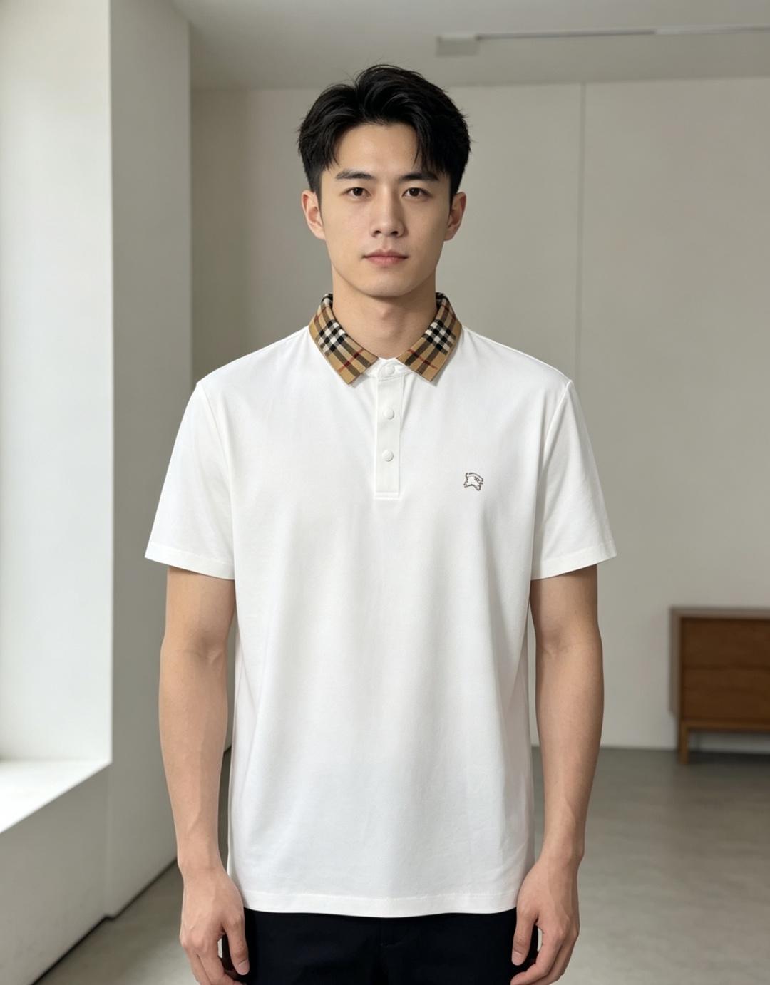 NO:827039,Burberry. 2026 spring and summer new men's logo short-sleeved polo shirt, continuing the classic casual lapel polo shirt. This polo shirt is made of mercerized cotton fabric, and the timeless design can transcend fashion trends. Classic style, hm brand LOGO is three-dimensional and unique, making the whole body more detailed. Fitted version, the fabric is made of cotton piqué, comfortable, skin-friendly, good breathability, practical for daily commuting and leisure. Highly recommended. Size M-3XL  m wears 175/130,,burberry,T-shirt,19860909.巴宝莉.2026春夏新款男士标识短袖polo衫,延续经典休闲翻领POLO恤.该款Polo衫采用丝光棉面料制成,隽永设计可跨越时尚潮流.经典款型,hm品牌LOGO立体别致,让整体更具细节感 合体的版型,面料采用全棉珠地料,舒适,亲肤,透气好,平时通勤休闲都很实穿的一款 强烈推荐.尺码M-3XL m穿175/130,,burberry,T-shirt,,Men's clothing