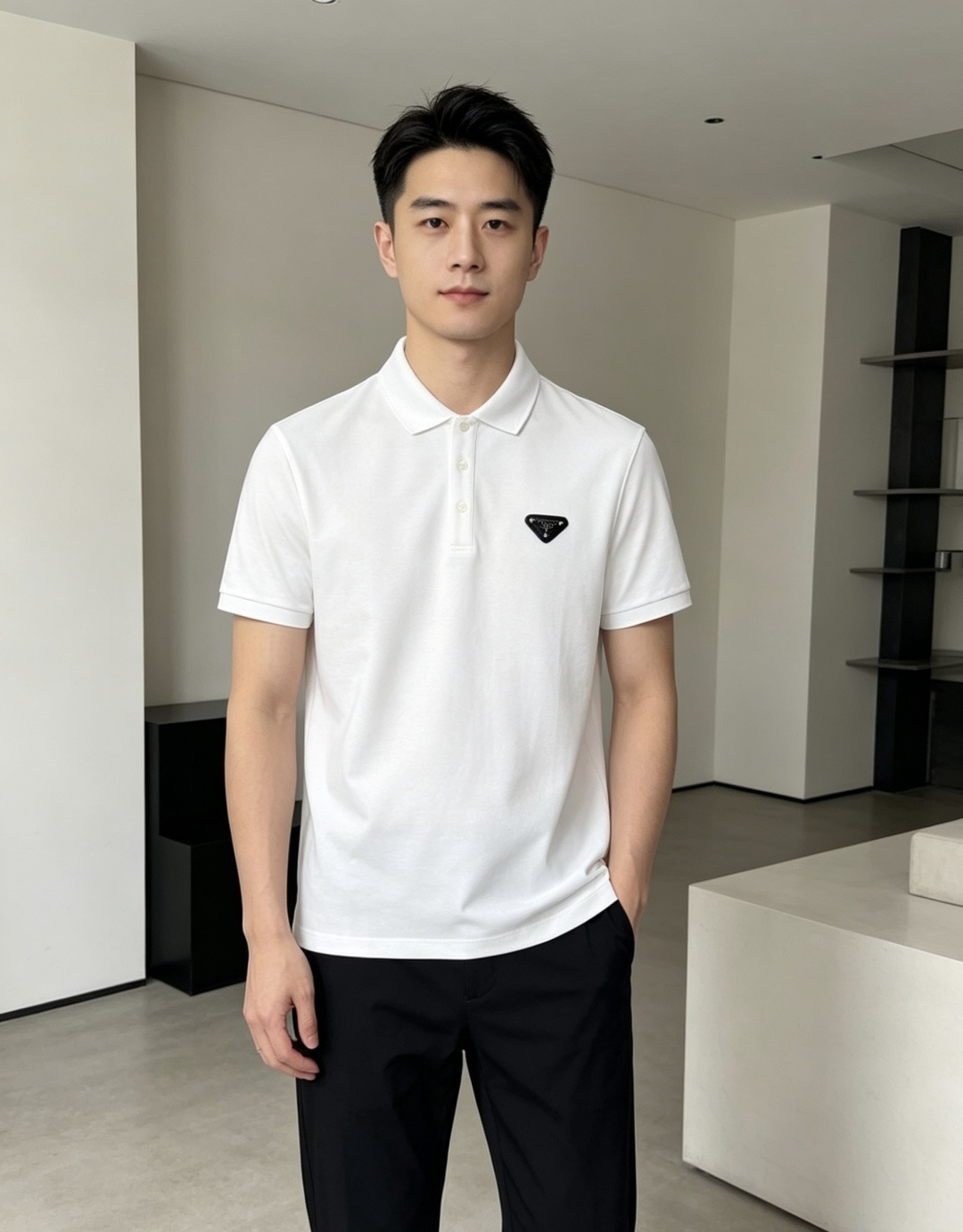 NO:827050,.Prada. 2026 spring and summer new men's logo short-sleeved polo shirt, continuing the classic casual lapel polo shirt. This polo shirt is made of mercerized cotton fabric, and the timeless design can transcend fashion trends. Classic style, hm brand LOGO is three-dimensional and unique, making the whole body more detailed. Fitted version, the fabric is made of cotton pique, comfortable, skin-friendly, good breathability, and practical for daily commuting and leisure. Highly recommended. Size M-3XL  m wears 175/130,,prada,T-shirt,19860909.普拉达.2026春夏新款男士标识短袖polo衫,延续经典休闲翻领POLO恤.该款Polo衫采用丝光棉面料制成,隽永设计可跨越时尚潮流.经典款型,hm品牌LOGO立体别致,让整体更具细节感 合体的版型,面料采用全棉珠地料,舒适,亲肤,透气好,平时通勤休闲都很实穿的一款 强烈推荐.尺码M-3XL m穿175/130,,prada,T-shirt,,Men's clothing